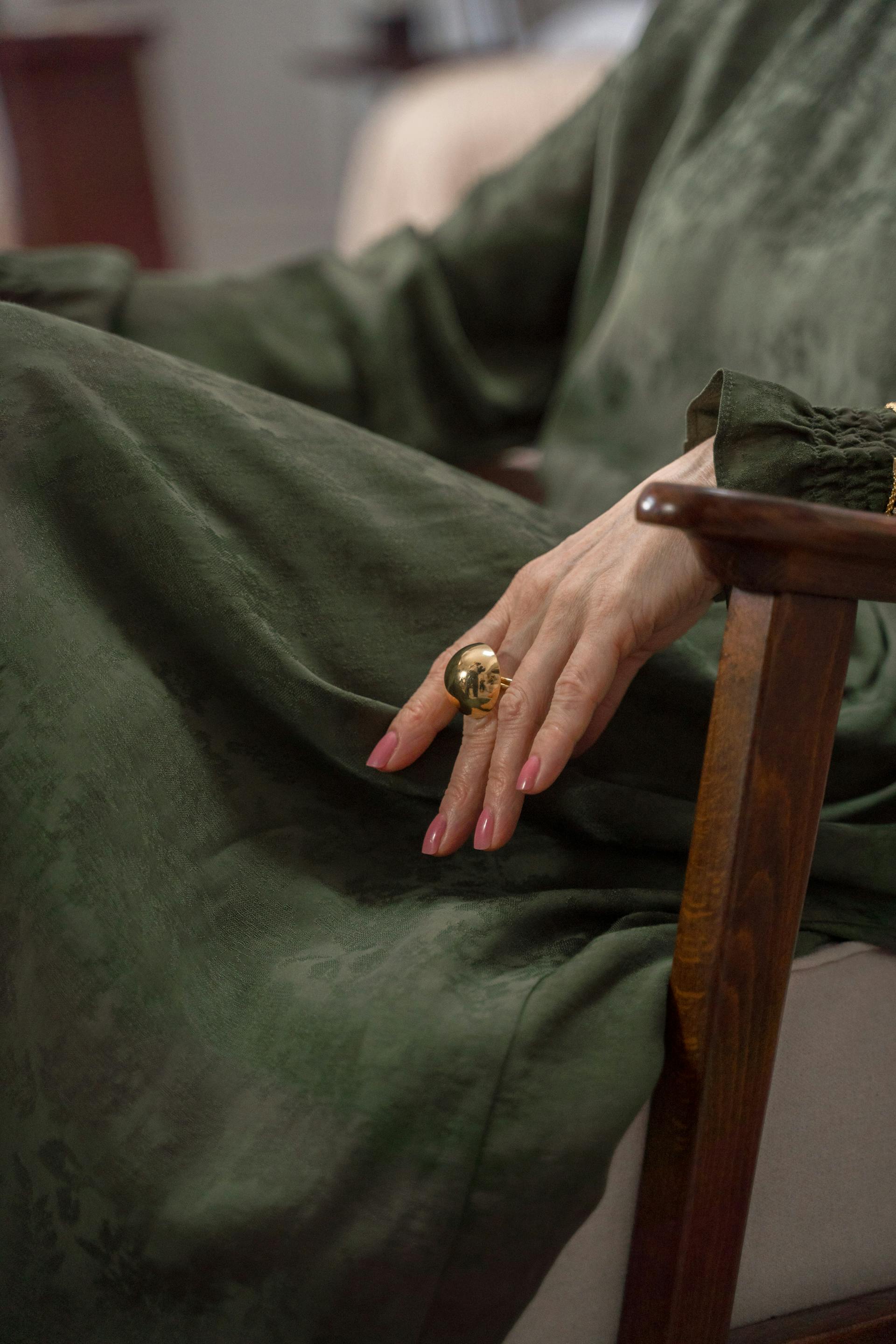 Gros plan sur une femme âgée assise dans un fauteuil | Source : Pexels