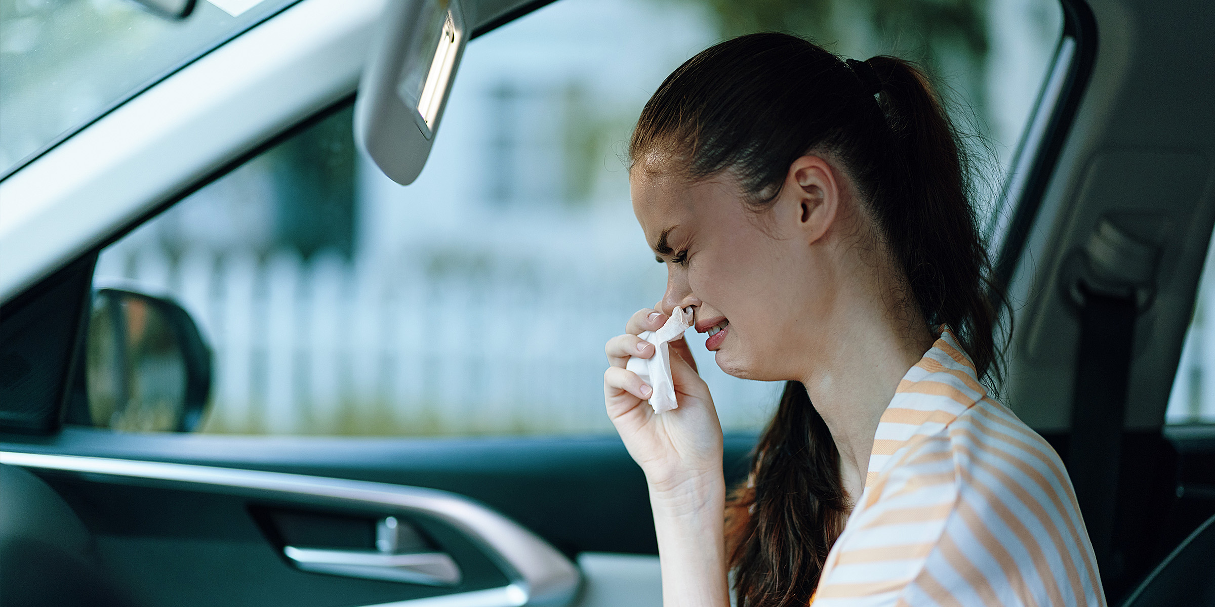 Une femme qui pleure dans une voiture | Source : Shutterstock