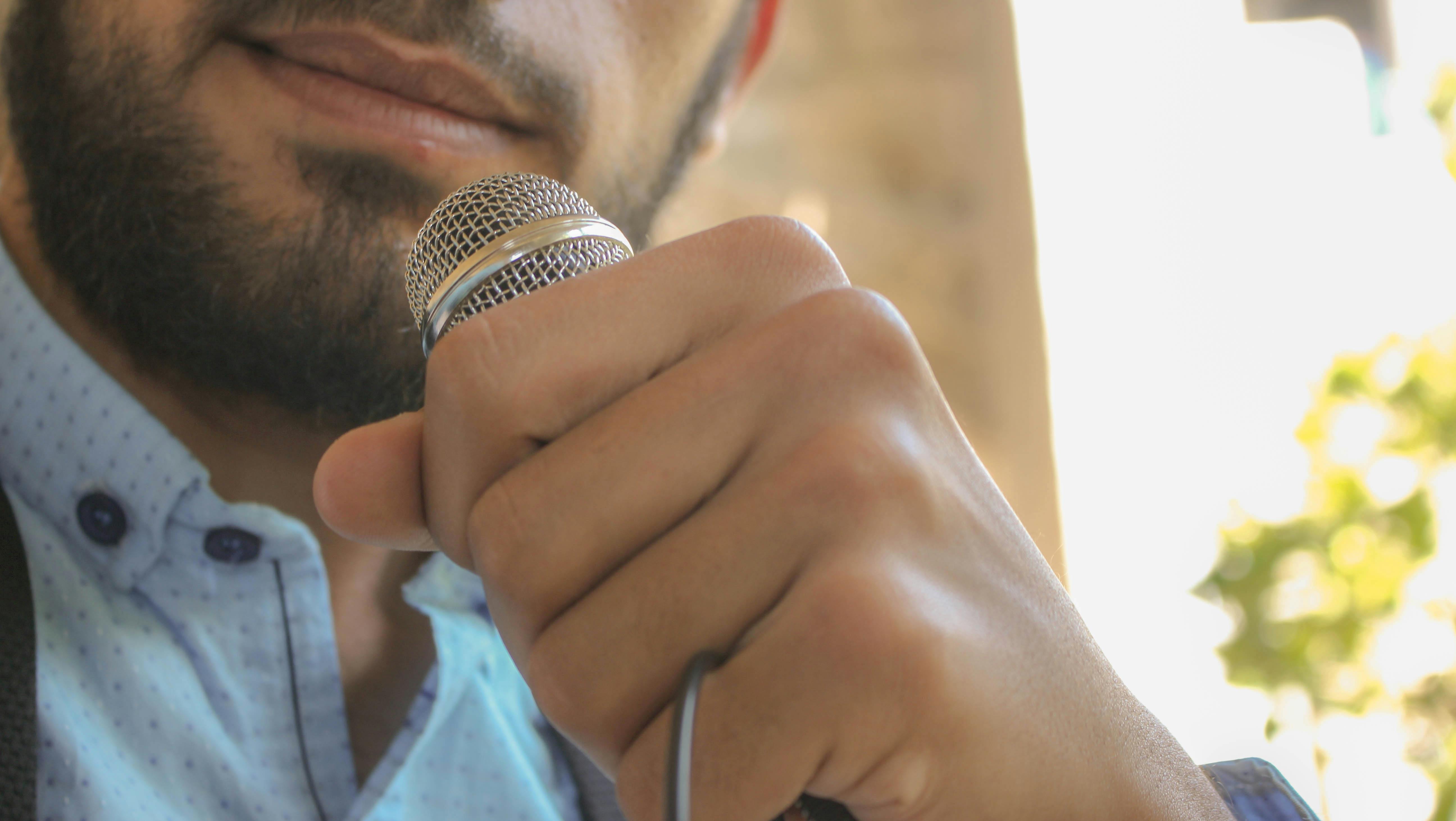 Un homme parlant dans un microphone | Source : Pexels