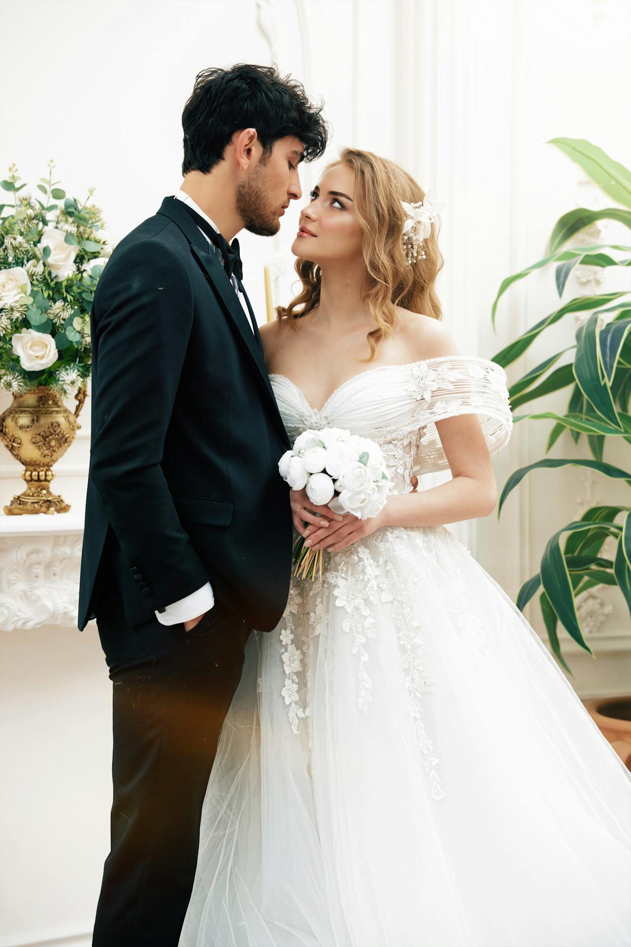 Un couple dans leurs tenus de mariage | Source : Pexels