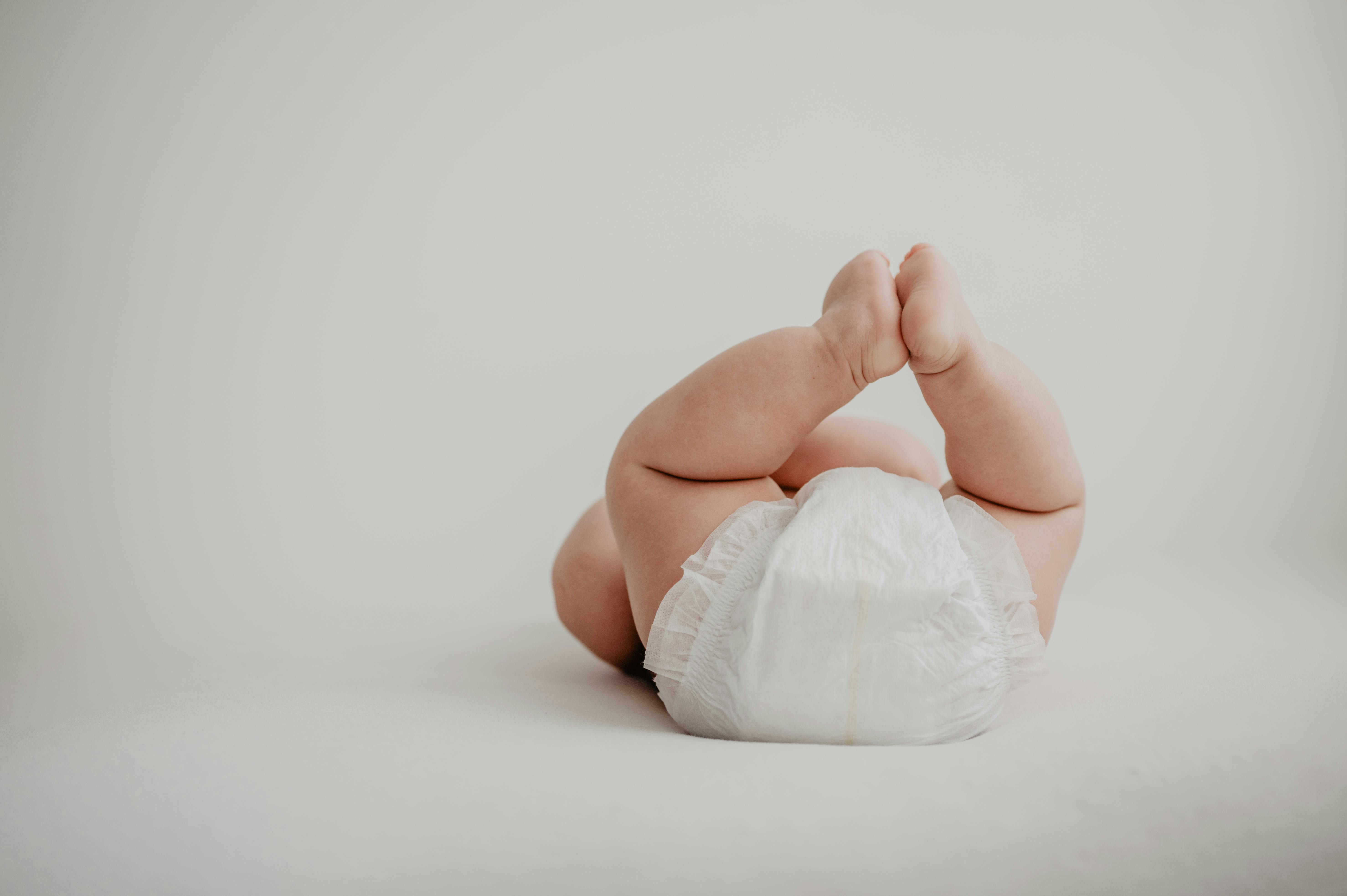 Un bébé couché avec les jambes en l'air | Source : Pexels