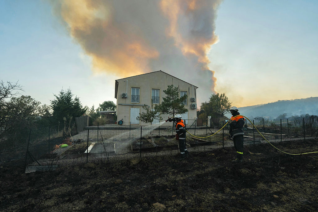 Des pompiers qui combattent le feu | Source : Getty Images