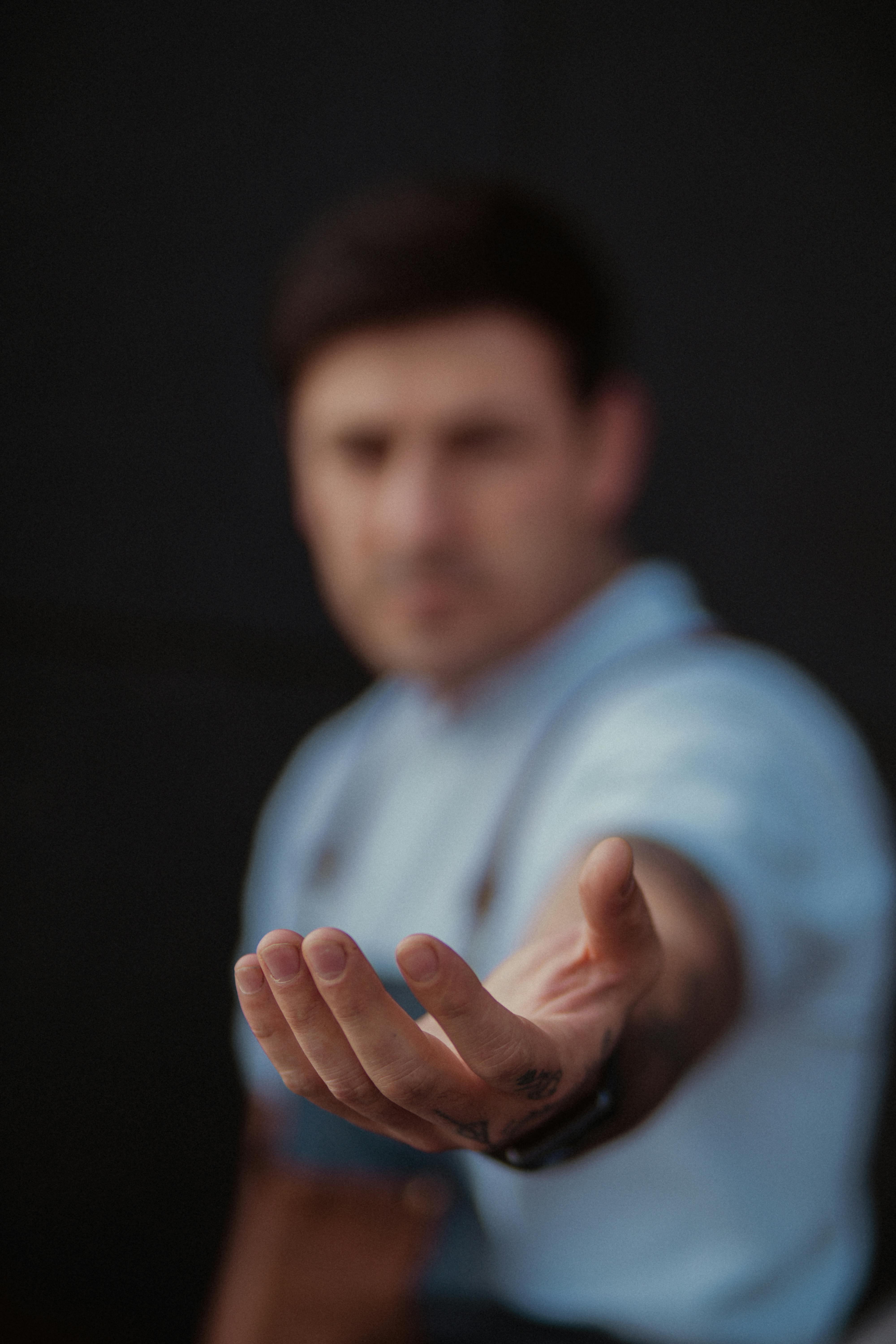 Un homme qui tend la main | Source : Pexels