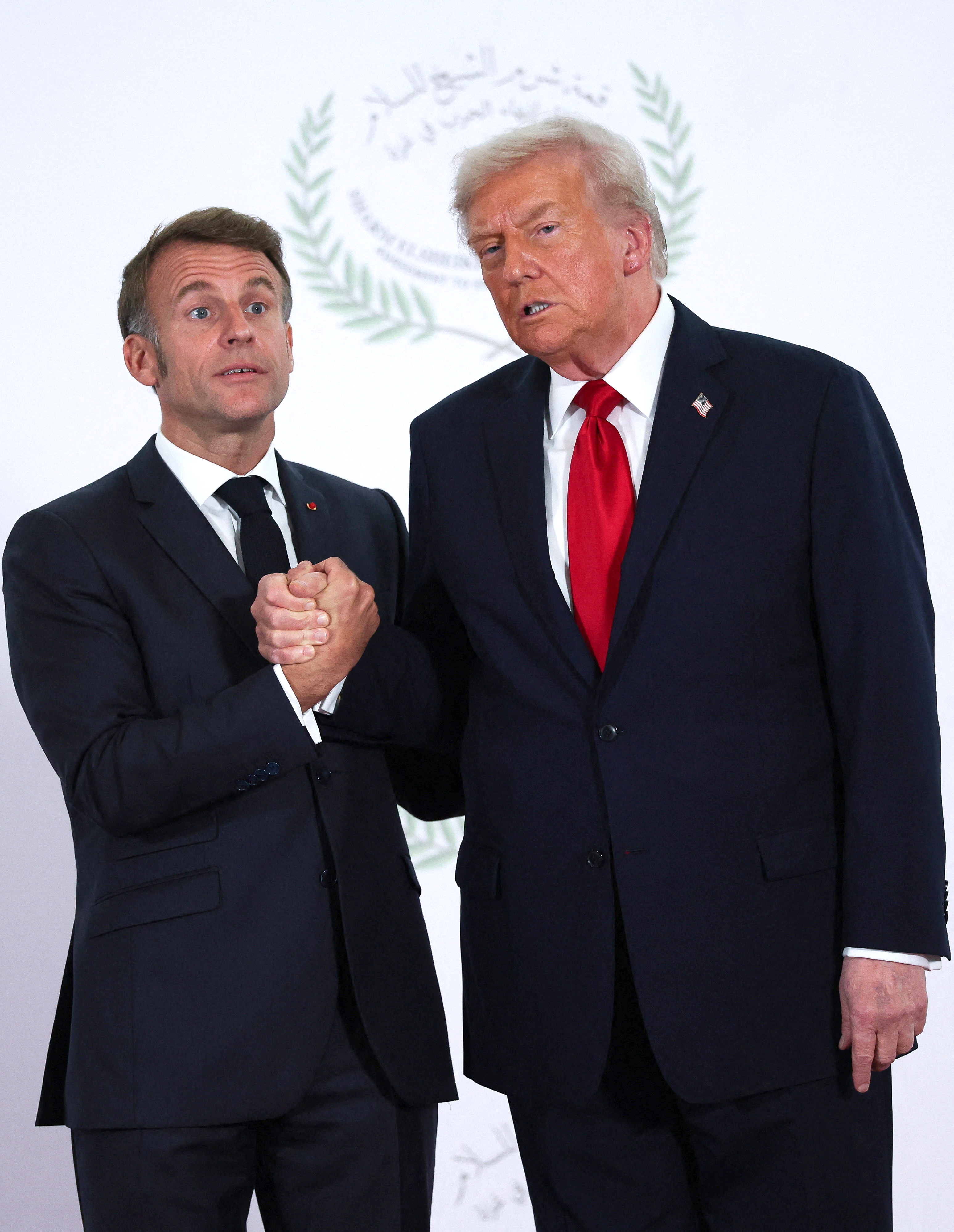 Le président Donald Trump salue le président français Emmanuel Macron lors du sommet de Charm El-Cheikh, en Égypte, le 13 octobre 2025 | Source : Getty Images