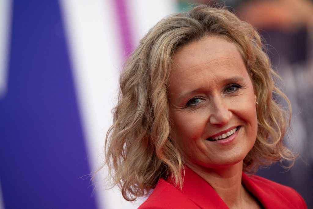 La journaliste française Caroline Roux pose à son arrivée sur le tapis rouge du 47e Festival du film américain de Deauville, dans l'ouest de la France, le 4 septembre 2021 I Source : Getty Images