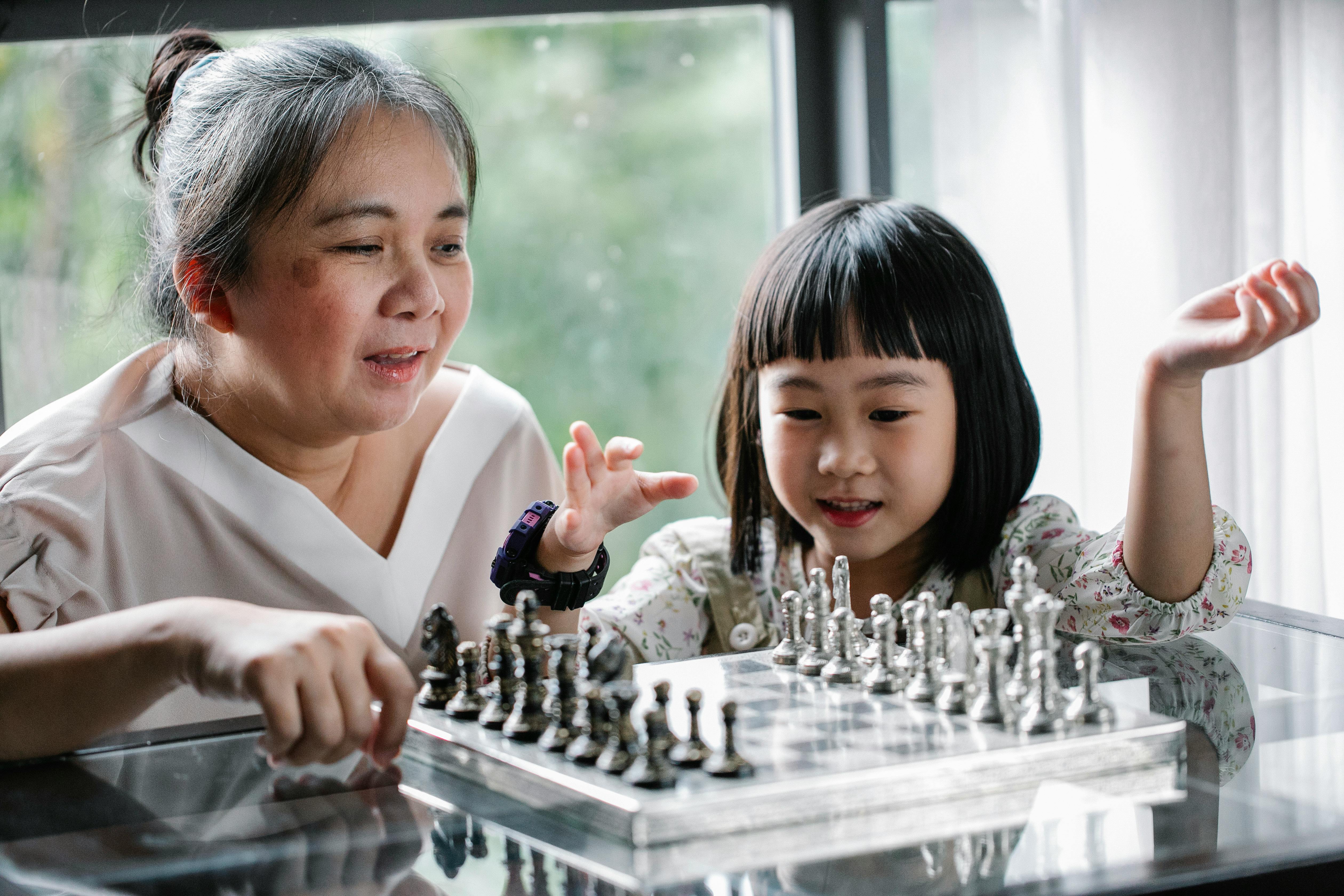 Une femme et une jeune fille jouant aux échecs | Source : Pexels