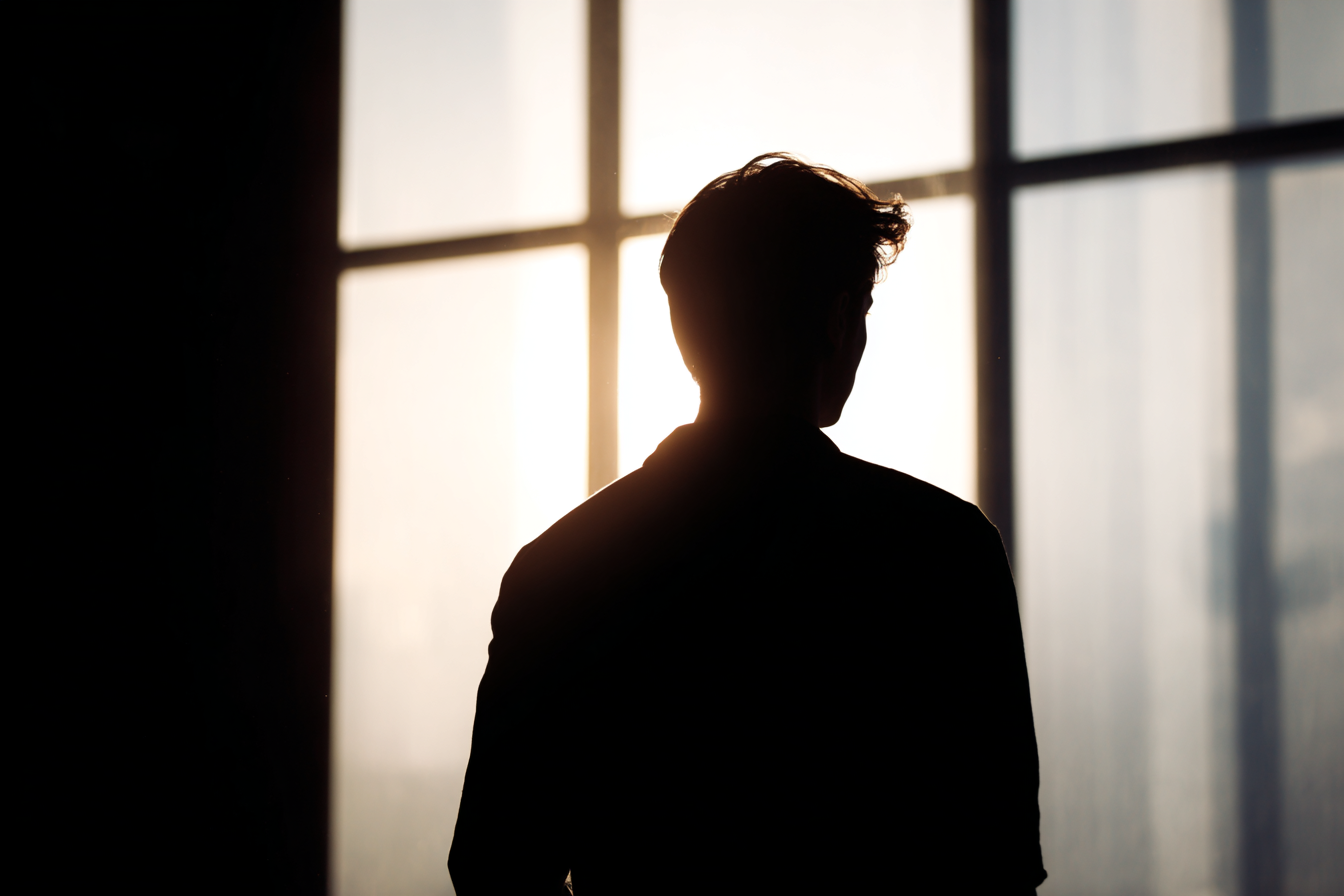 Silhouette d'un homme | Source : Midjourney