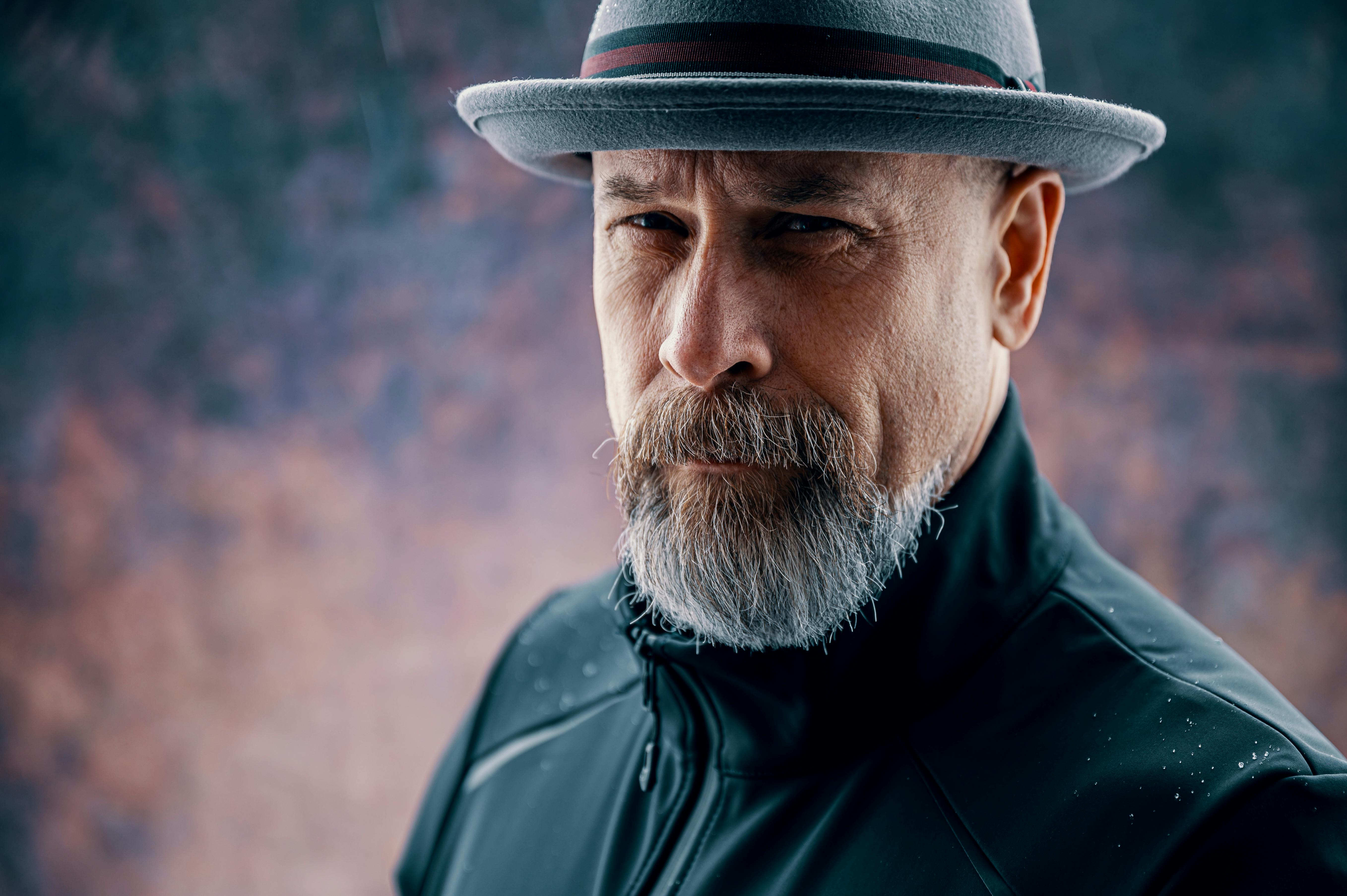 Un homme sérieux | Source : Pexels