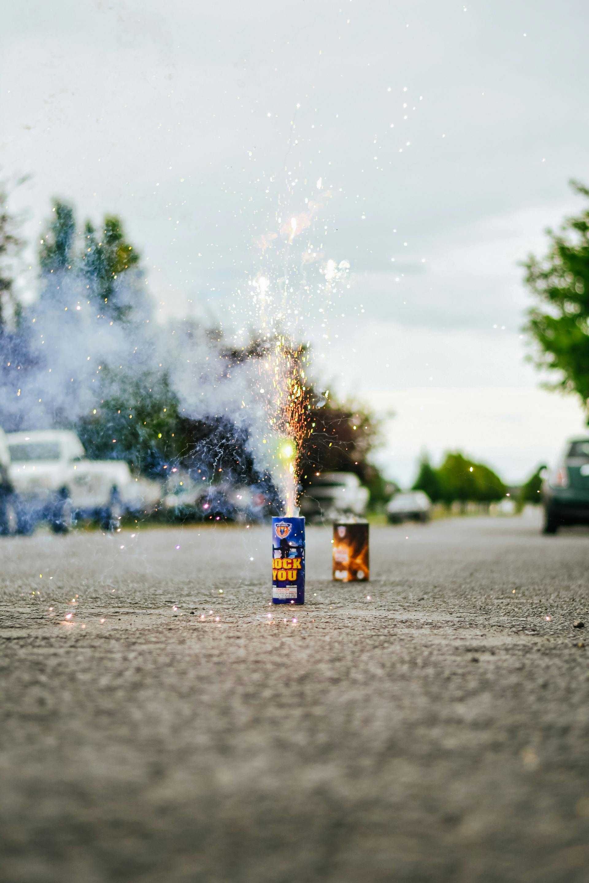 Feu d'artifice allumé dans une rue | Source : Pexels