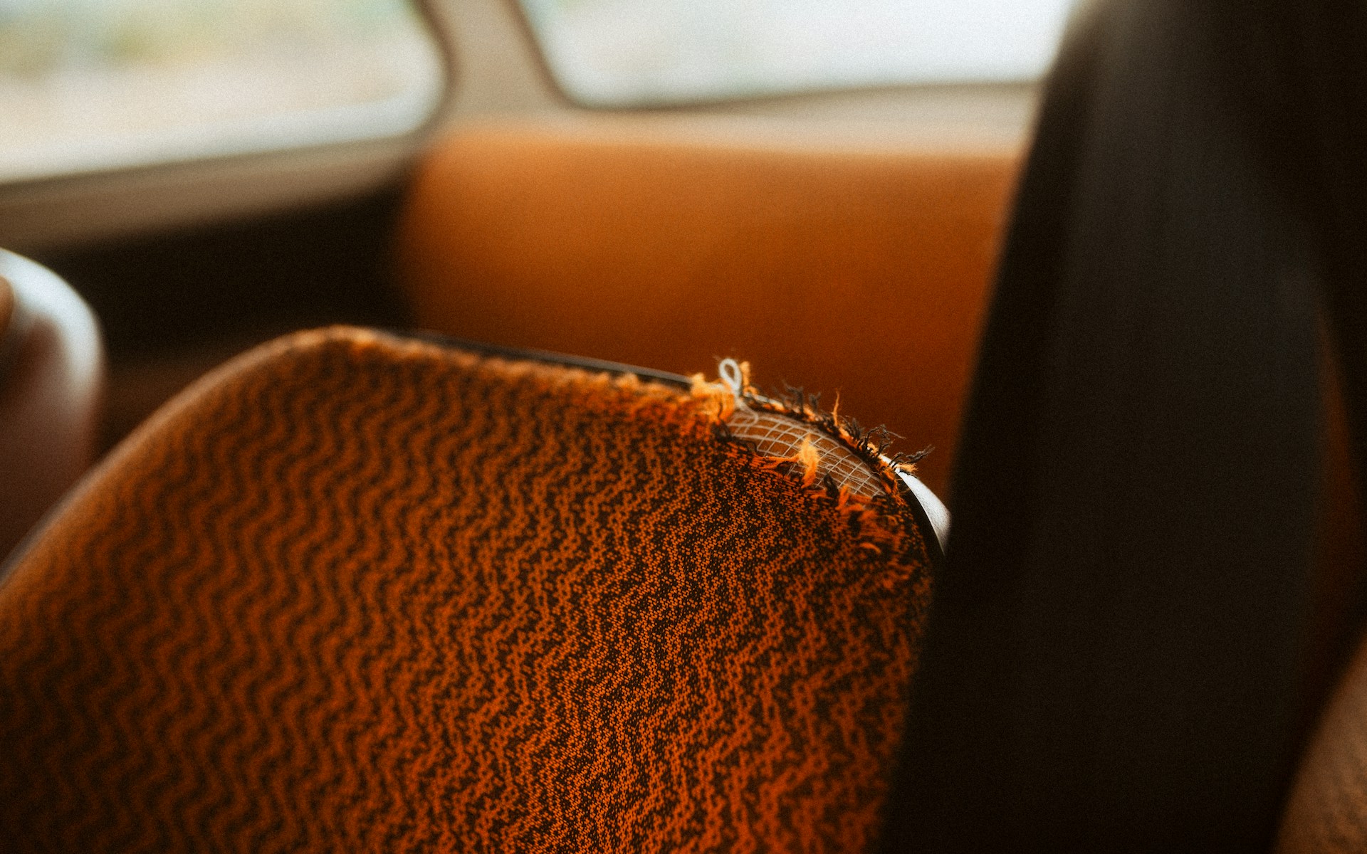 Un siège avec une housse usée en crochet | Source : Unsplash