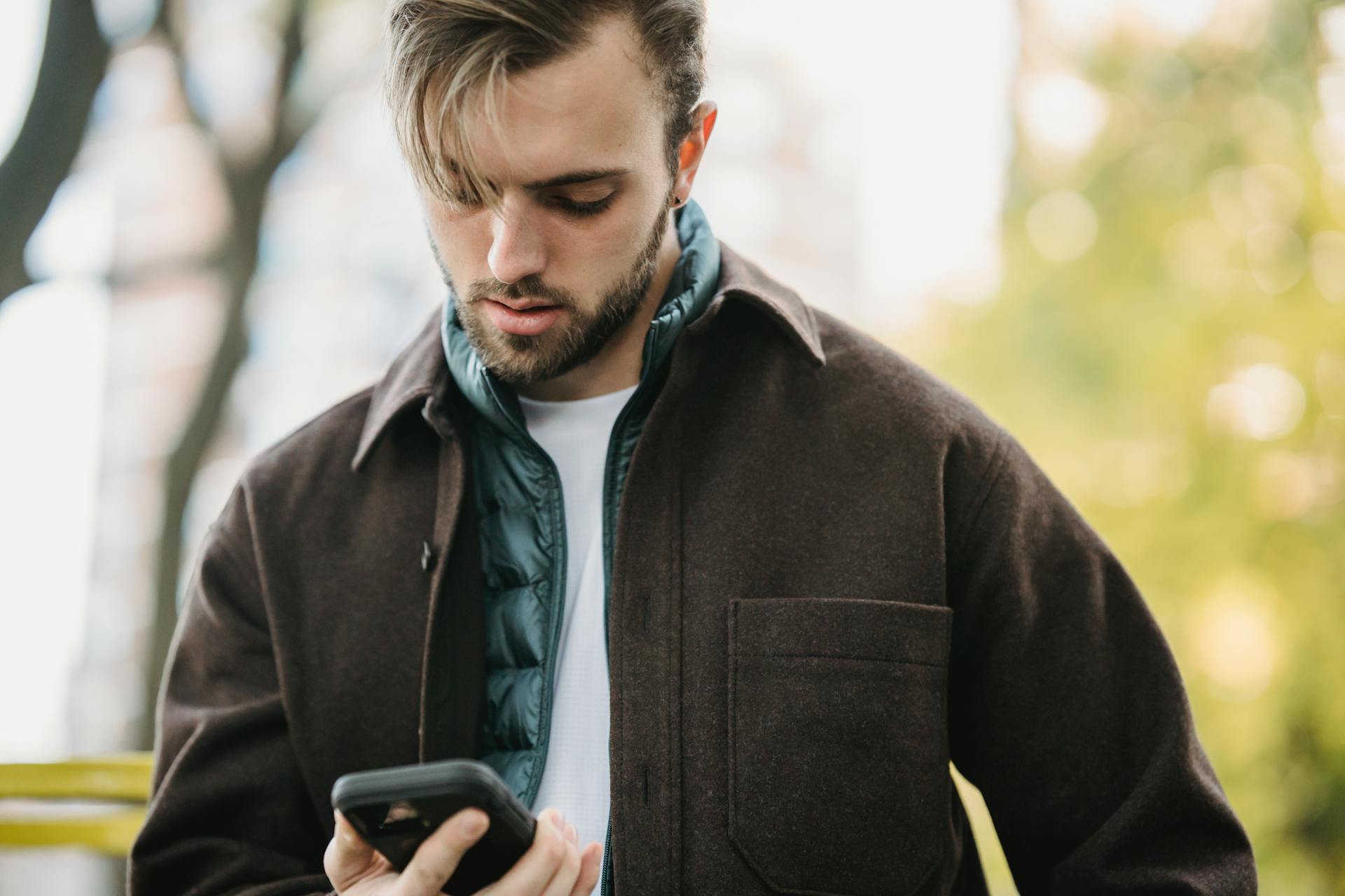 Un homme qui regarde fixement son téléphone | Source : Pexels