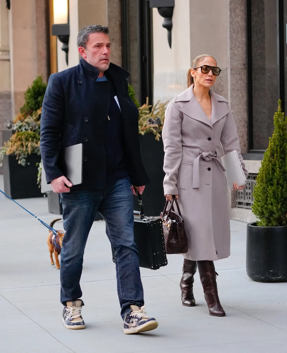 Ben Affleck et Jennifer Lopez marchant dans les rues de New York le 29 mars 2024. | Source : Getty Images