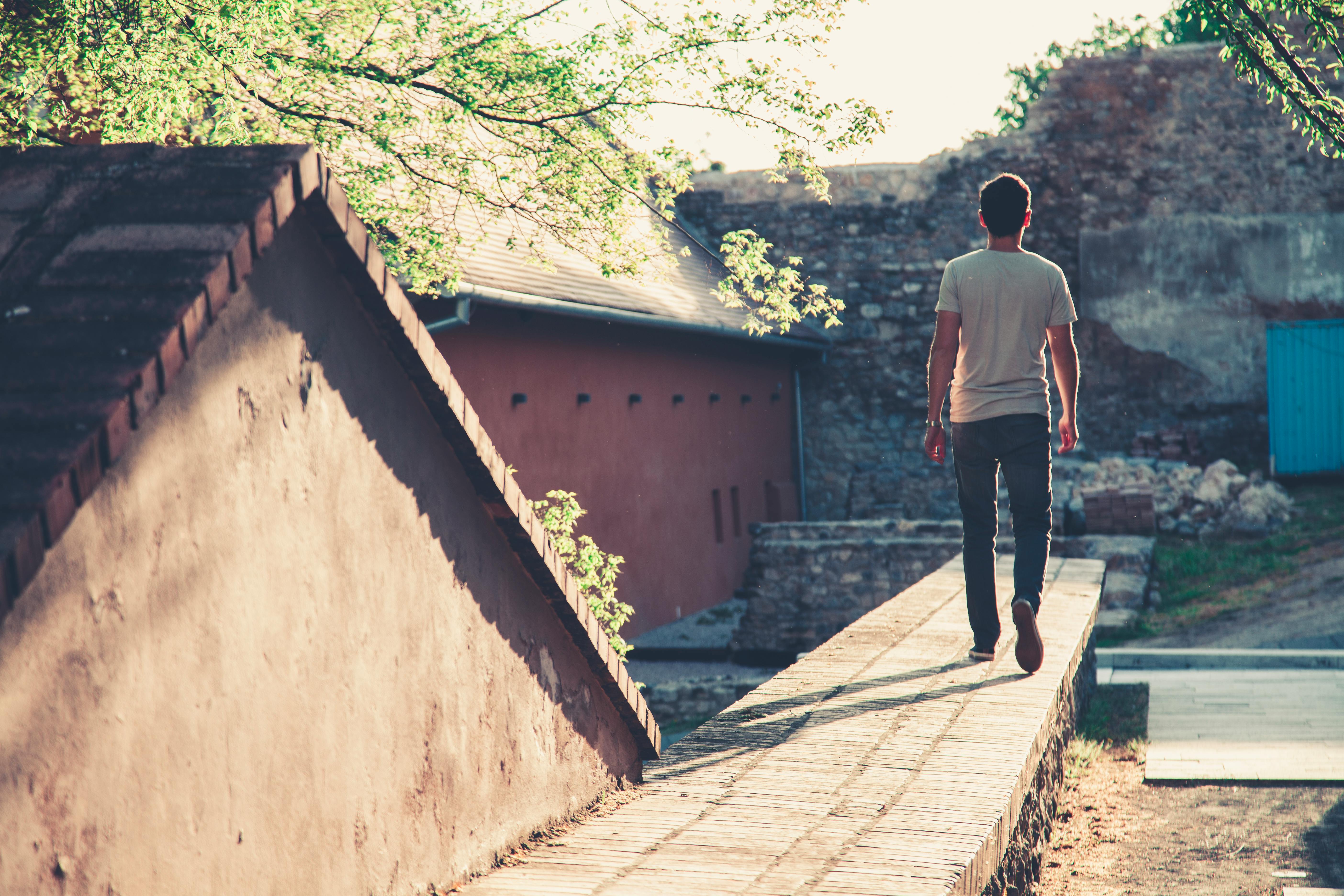 Un homme qui s'éloigne | Source : Pexels