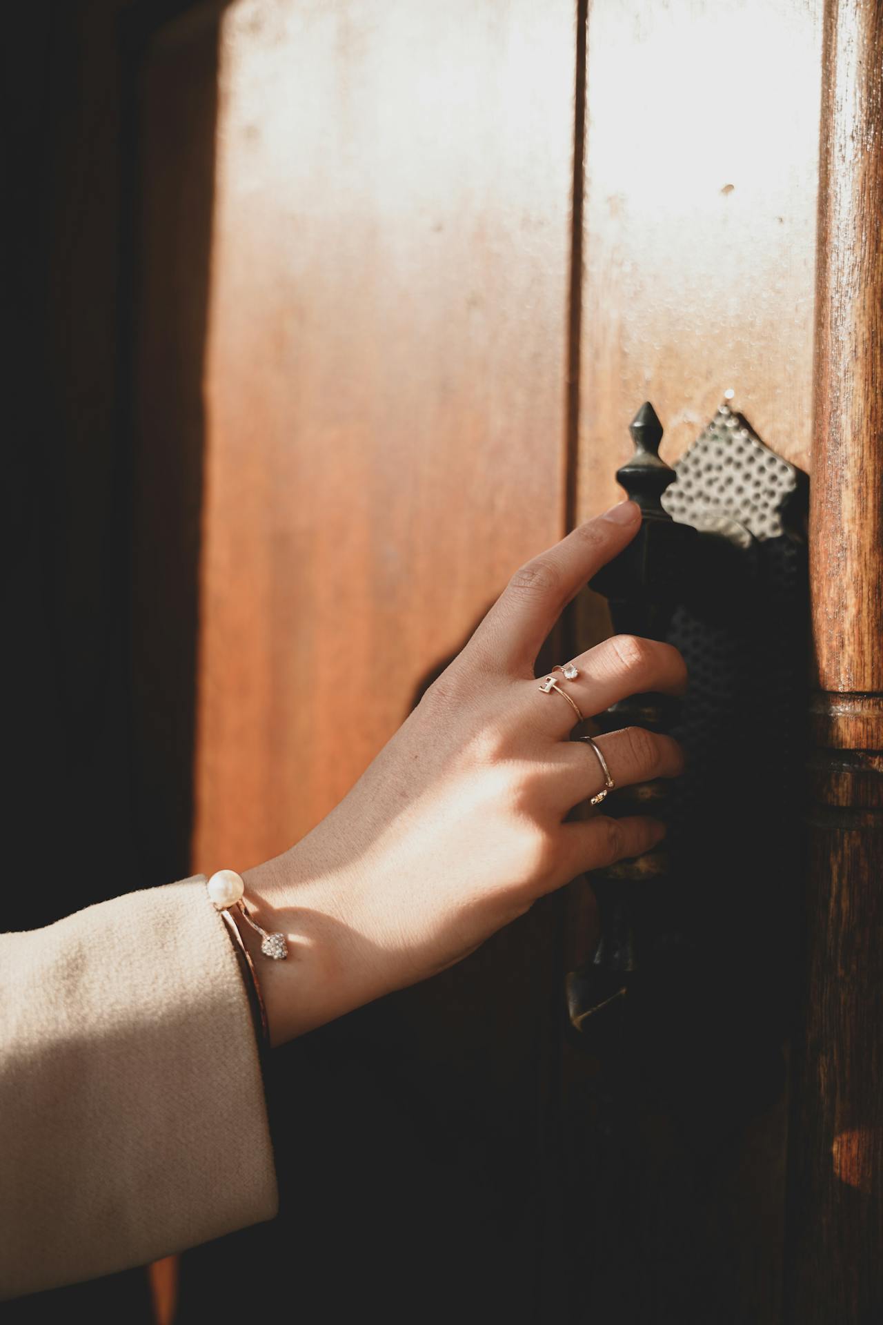 Une femme tenant une poignée de porte | Source : Pexels