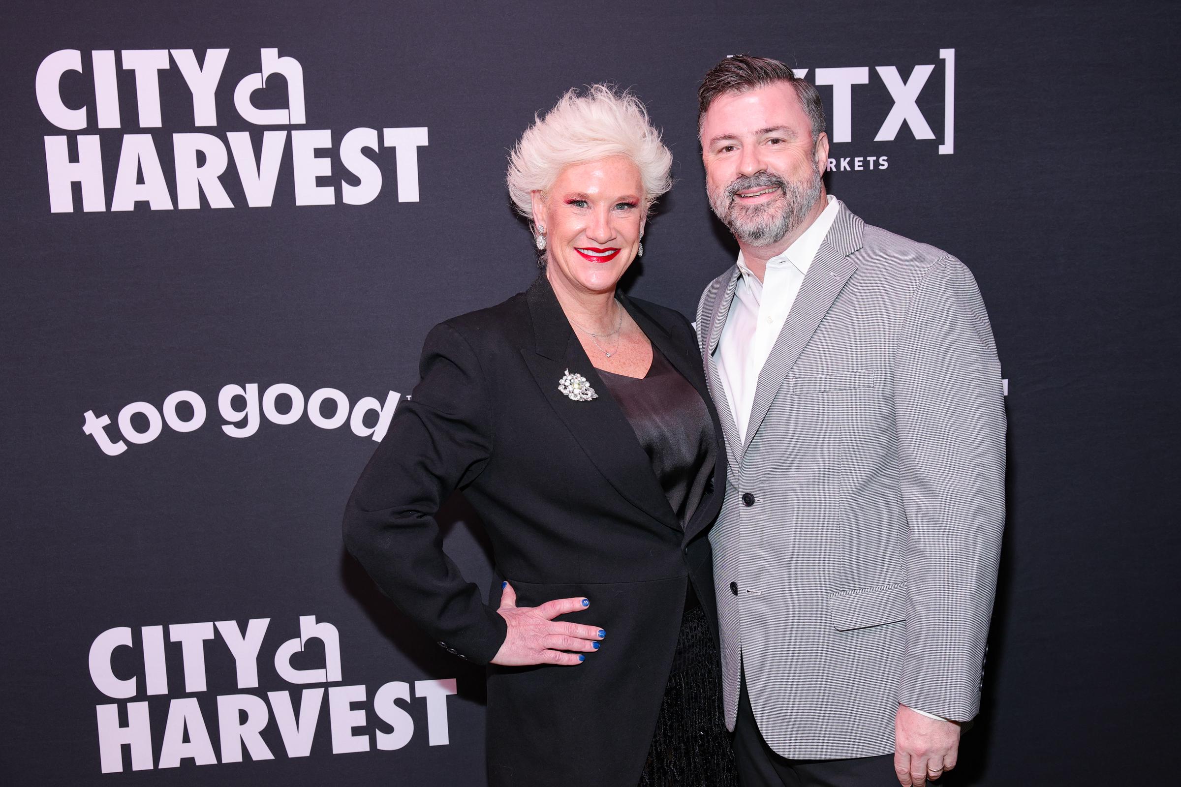 Anne Burrell et son mari Stuart Claxton assistent au gala de la moisson de la ville de New York : Carnaval au Cipriani 42nd Street le 22 avril 2025 | Source : Getty Images