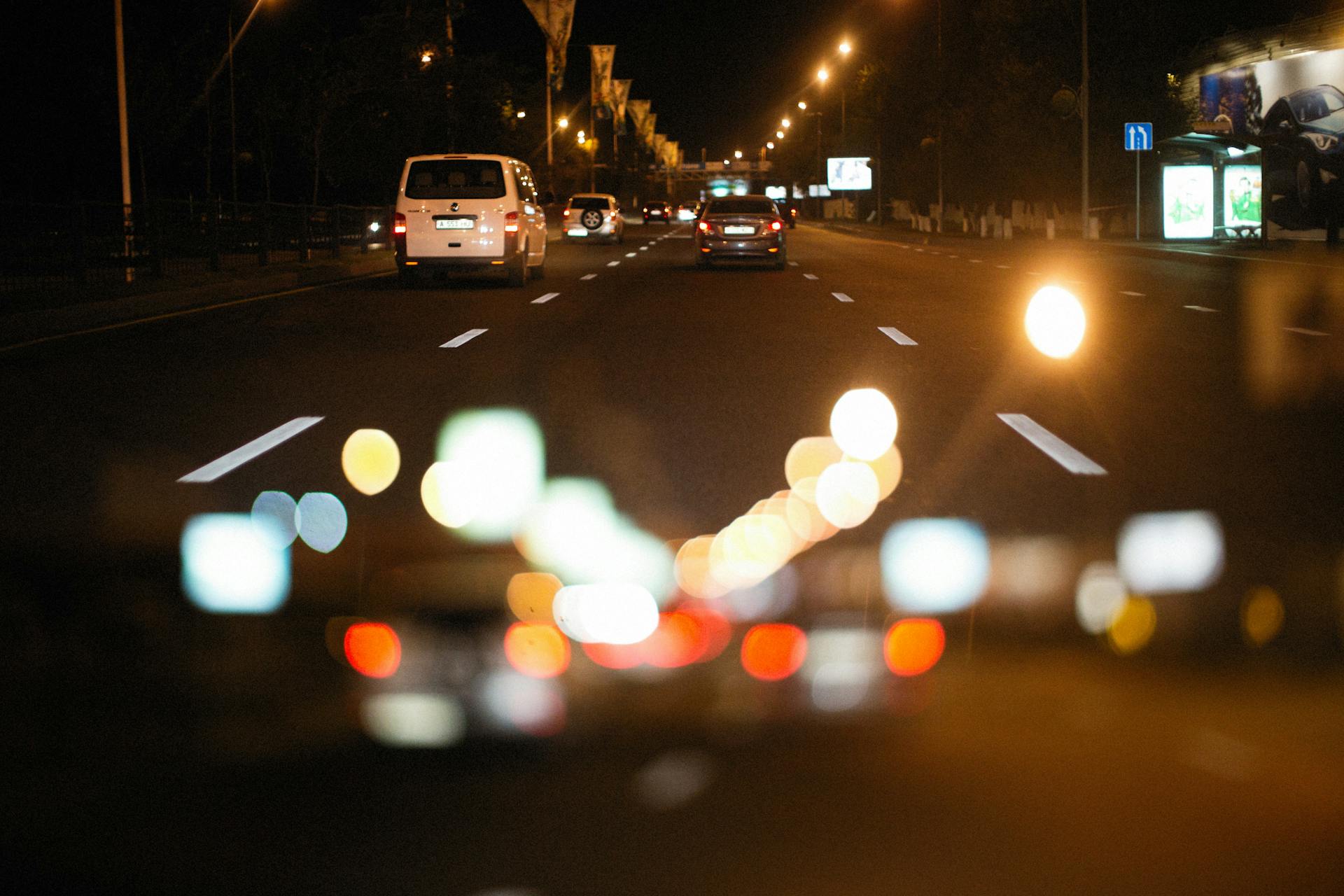 La vue d'une voiture roulant sur une route I Source : Pexels