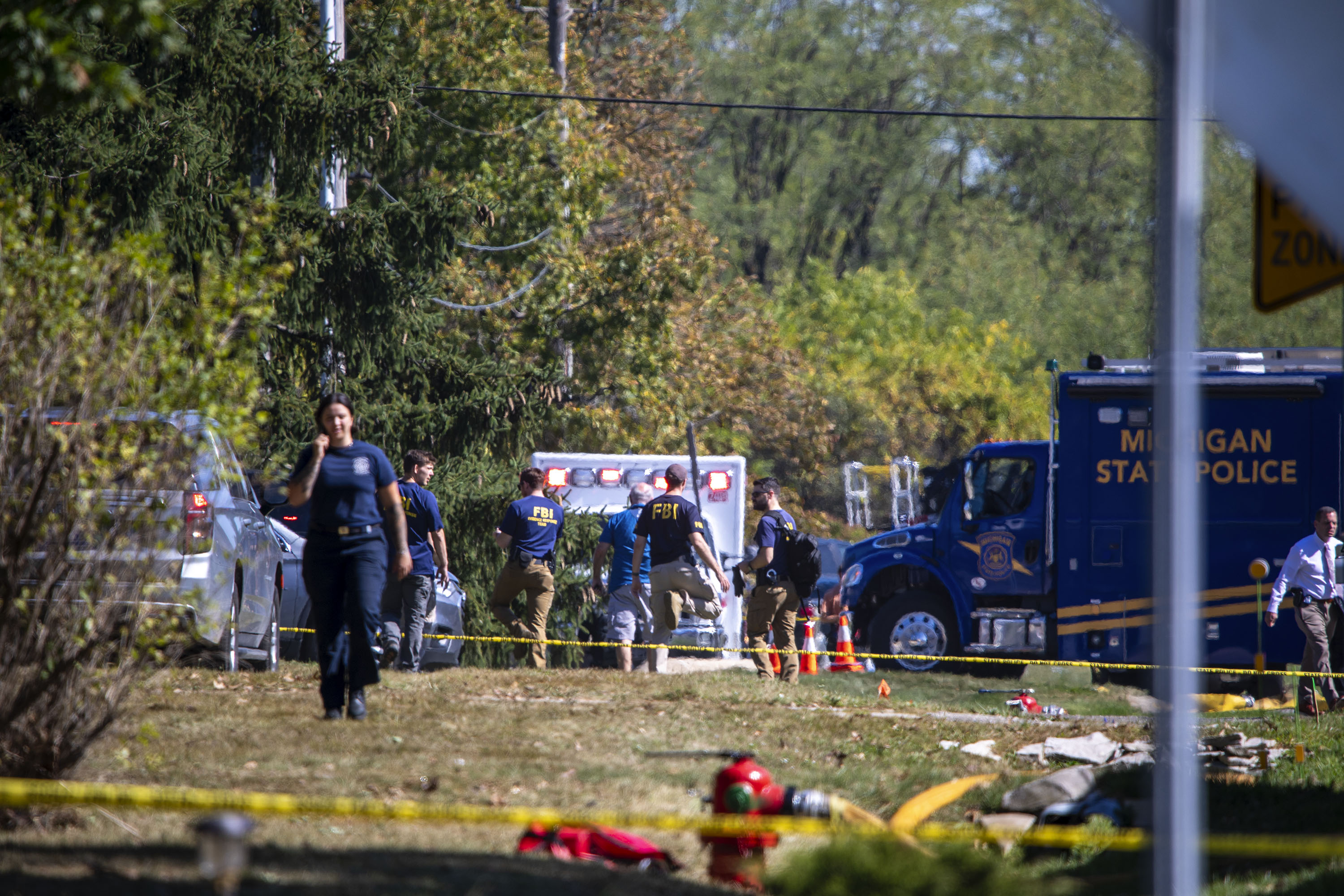 Le personnel d'urgence, des agents du FBI et la police de l'État du Michigan, interviennent après la fusillade et l'incendie d'une église à Grand Blanc, dans le Michigan, le 28 septembre 2025 | Source : Getty Images