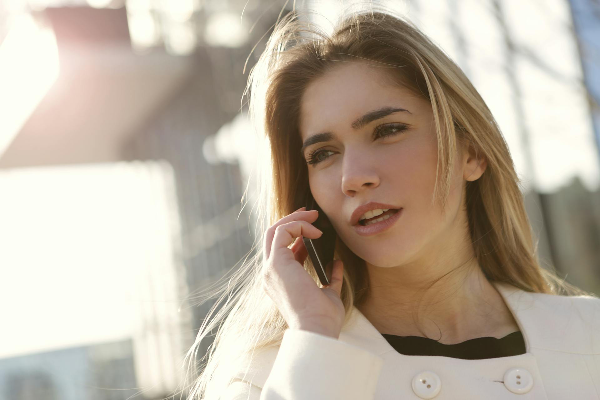 Une femme à l'air choqué pendant un appel téléphonique | Source : Pexels