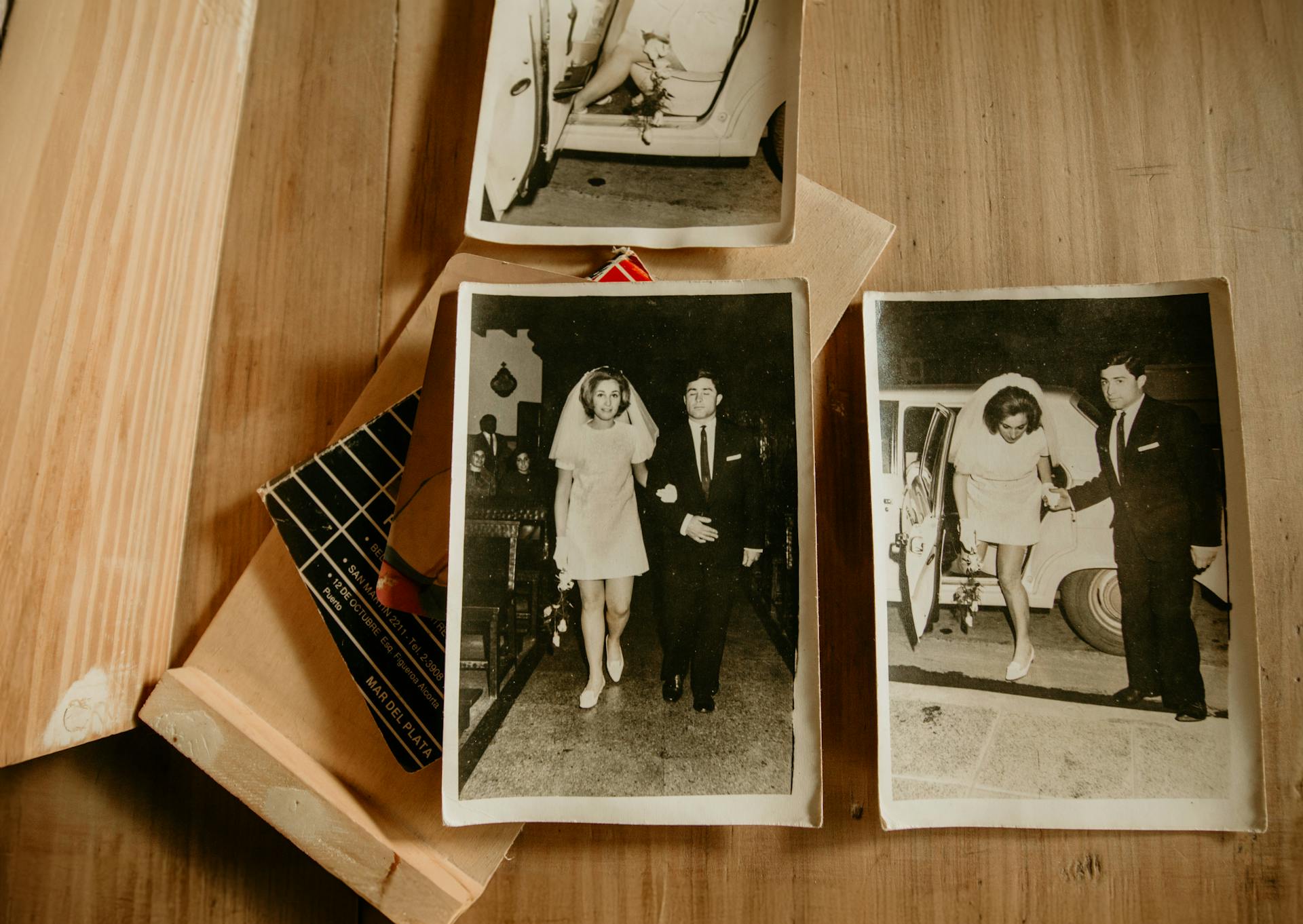 Photos de mariage vintage sur une surface en bois | Source : Pexels
