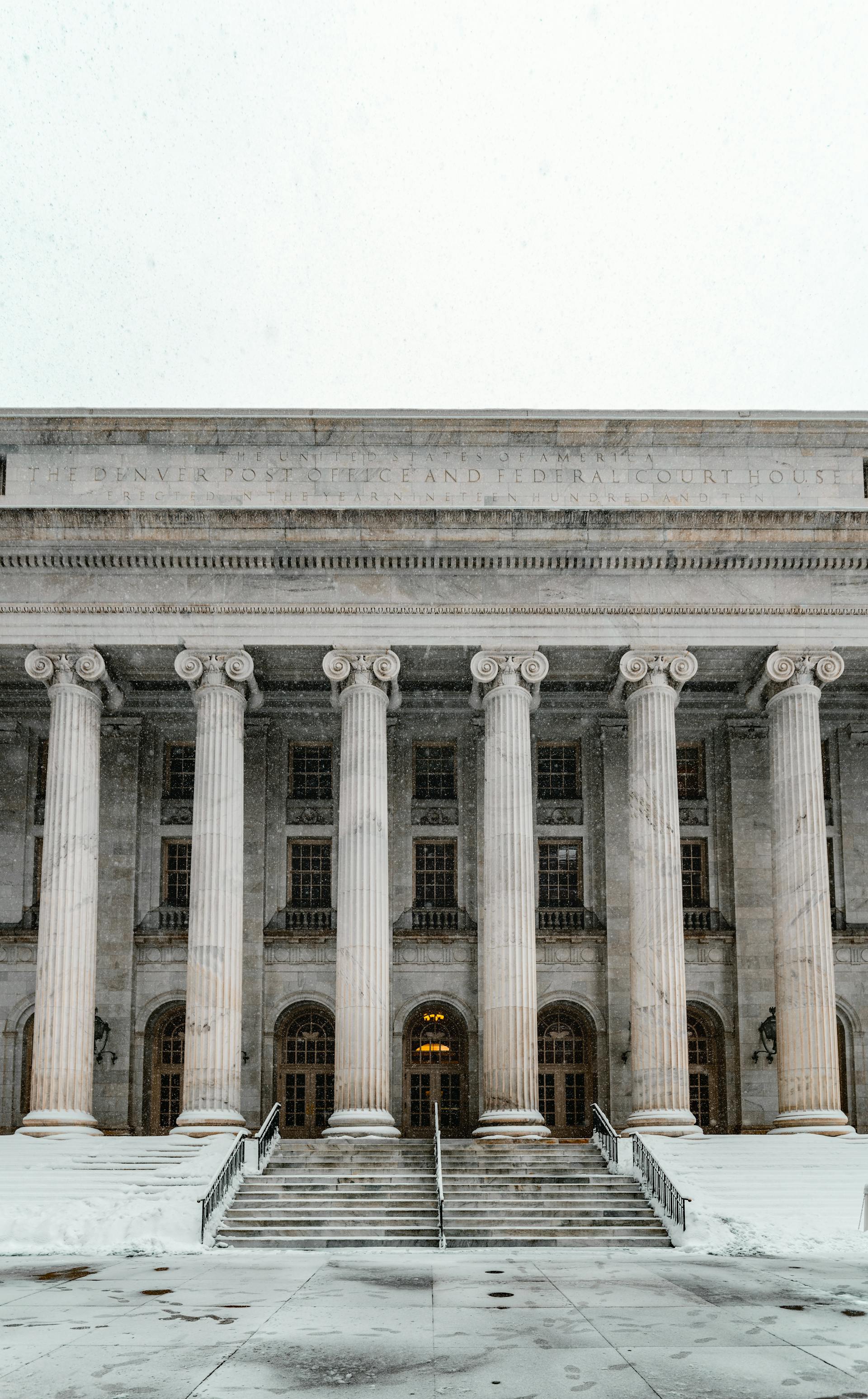 Le bâtiment d'un palais de justice | Source : Pexels