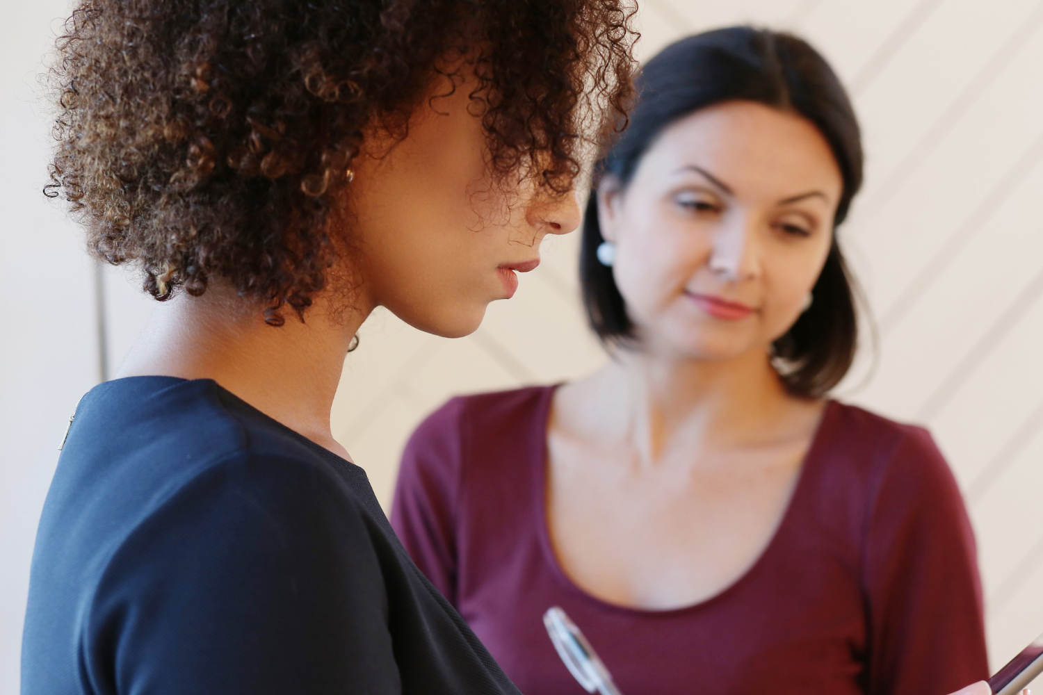 Deux femmes en train de parler | Source : Freepik