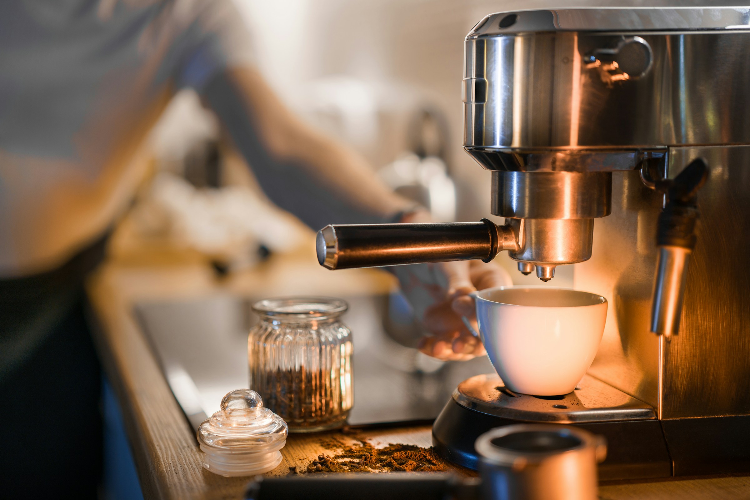 Une machine à café avec une tasse en céramique blanche | Source : Unsplash