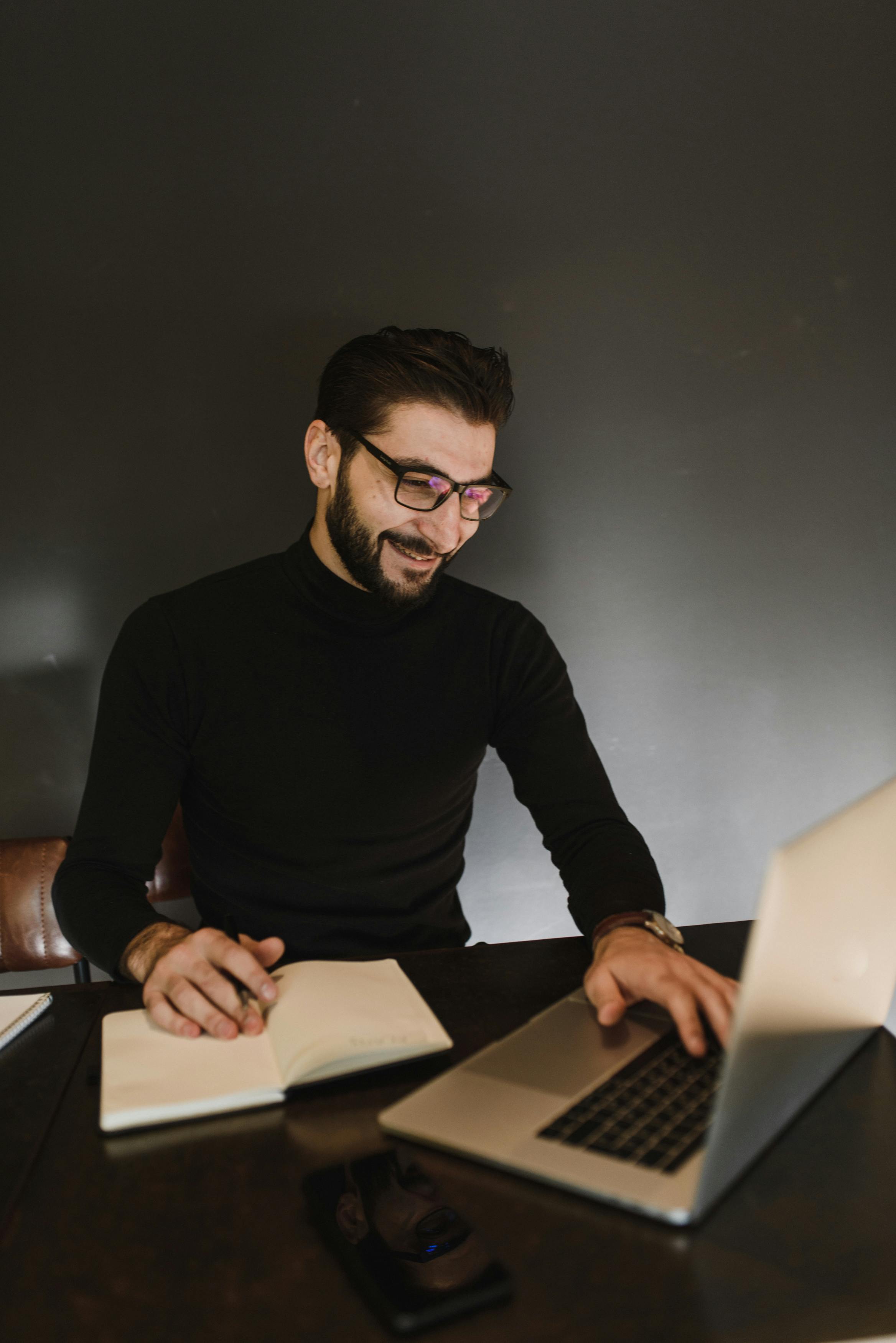 Un homme qui travaille sur quelque chose | Source : Pexels