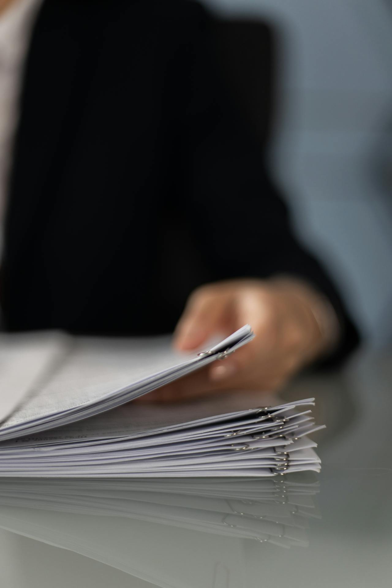 Une personne tenant des documents administratifs | Source : Pexels