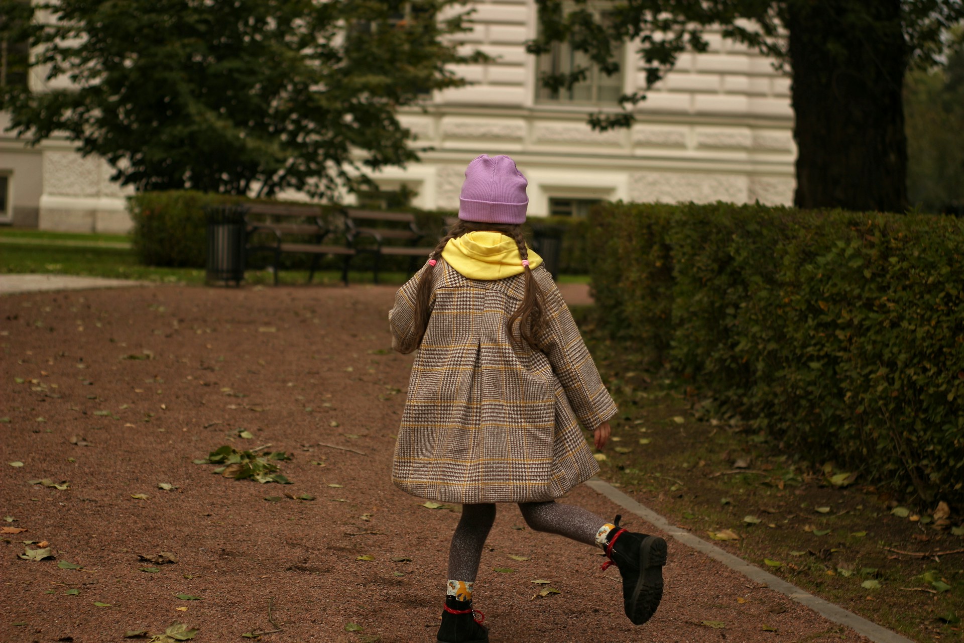 Une petite fille à l'extérieur d'un bâtiment | Source : Unsplash