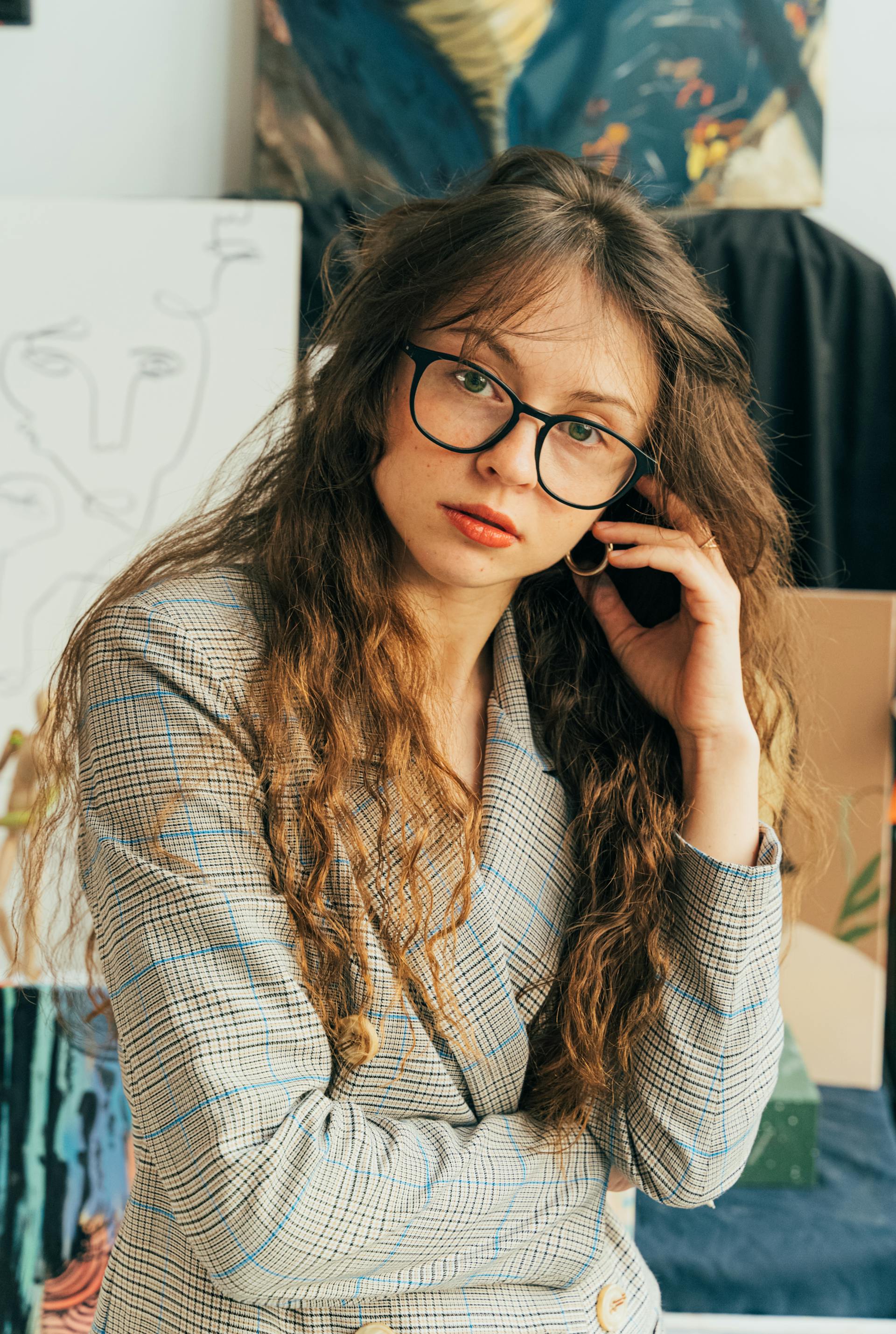 Une jeune femme avec des lunettes | Source : Pexels