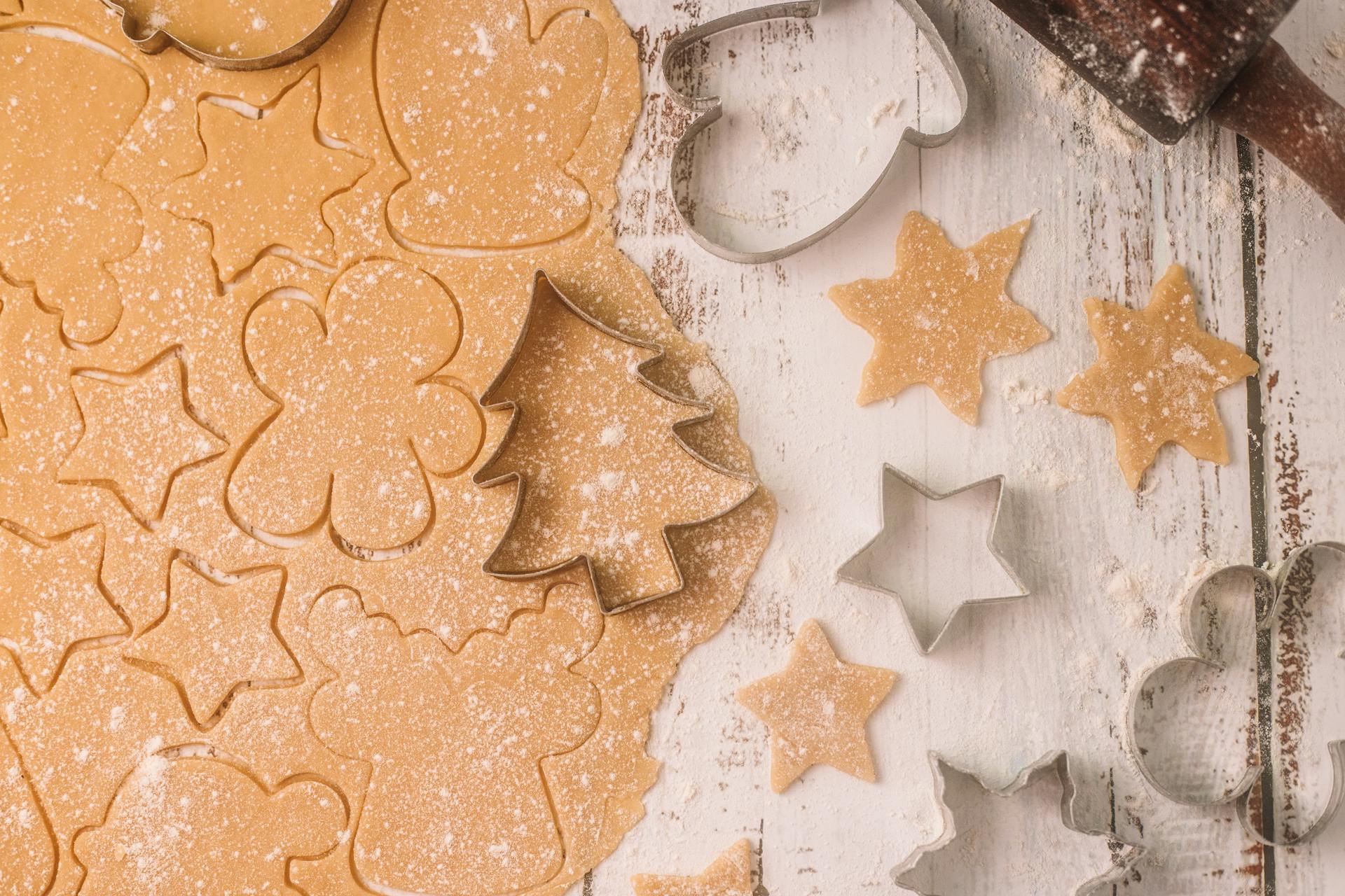 Pâte brune et emporte-pièces | Source : Pexels