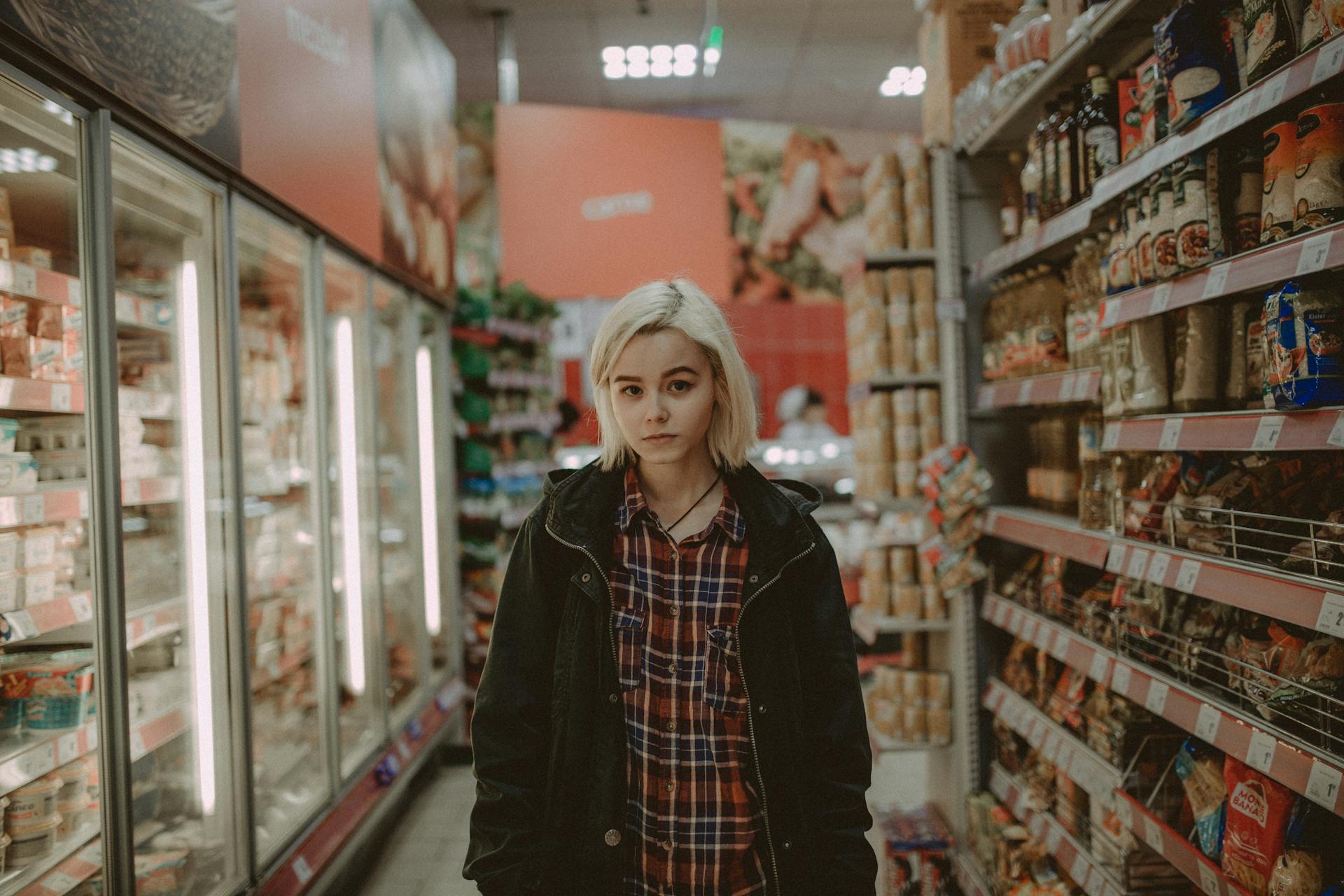 Une jeune femme debout dans un supermarché | Source : Pexels