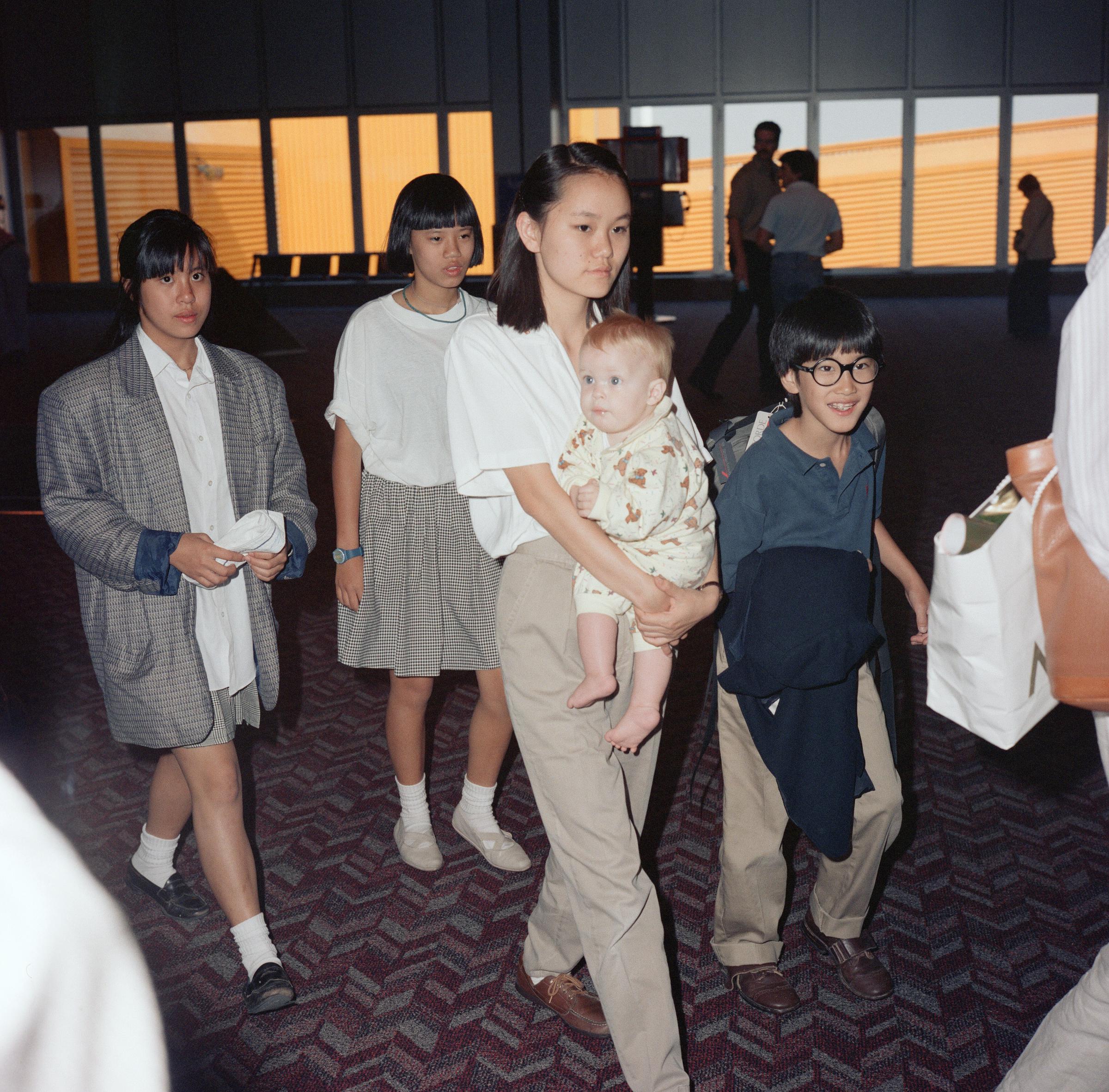 Mia Farrow et ses enfants, parmi lesquels Daisy Previn, le 8 août 1988 | Source : Getty Images
