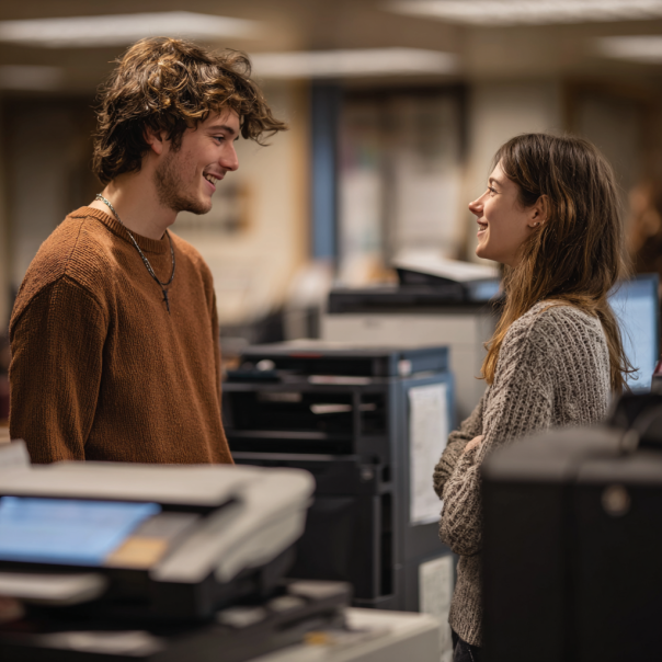 Un homme et une femme discutant dans une bibliothèque | Source : Midjourney