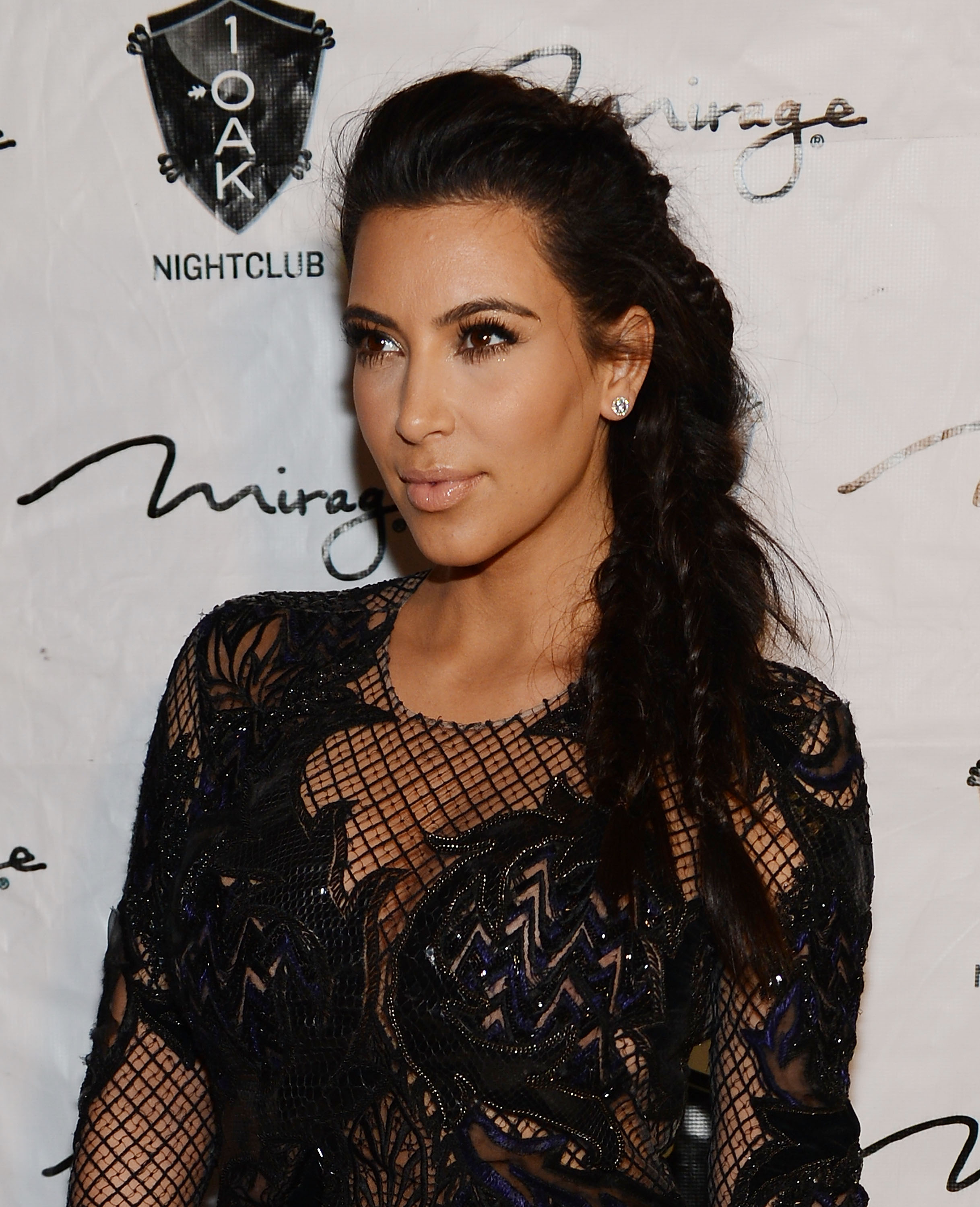 Kim Kardashian, 32 ans, présentait un contour du visage anguleux, souligné par des pommettes saillantes et un nez fin, lors de son arrivée au compte à rebours du Nouvel An au 1 OAK Nightclub du Mirage Hotel & Casino, le 31 décembre 2012, à Las Vegas, dans le Nevada.