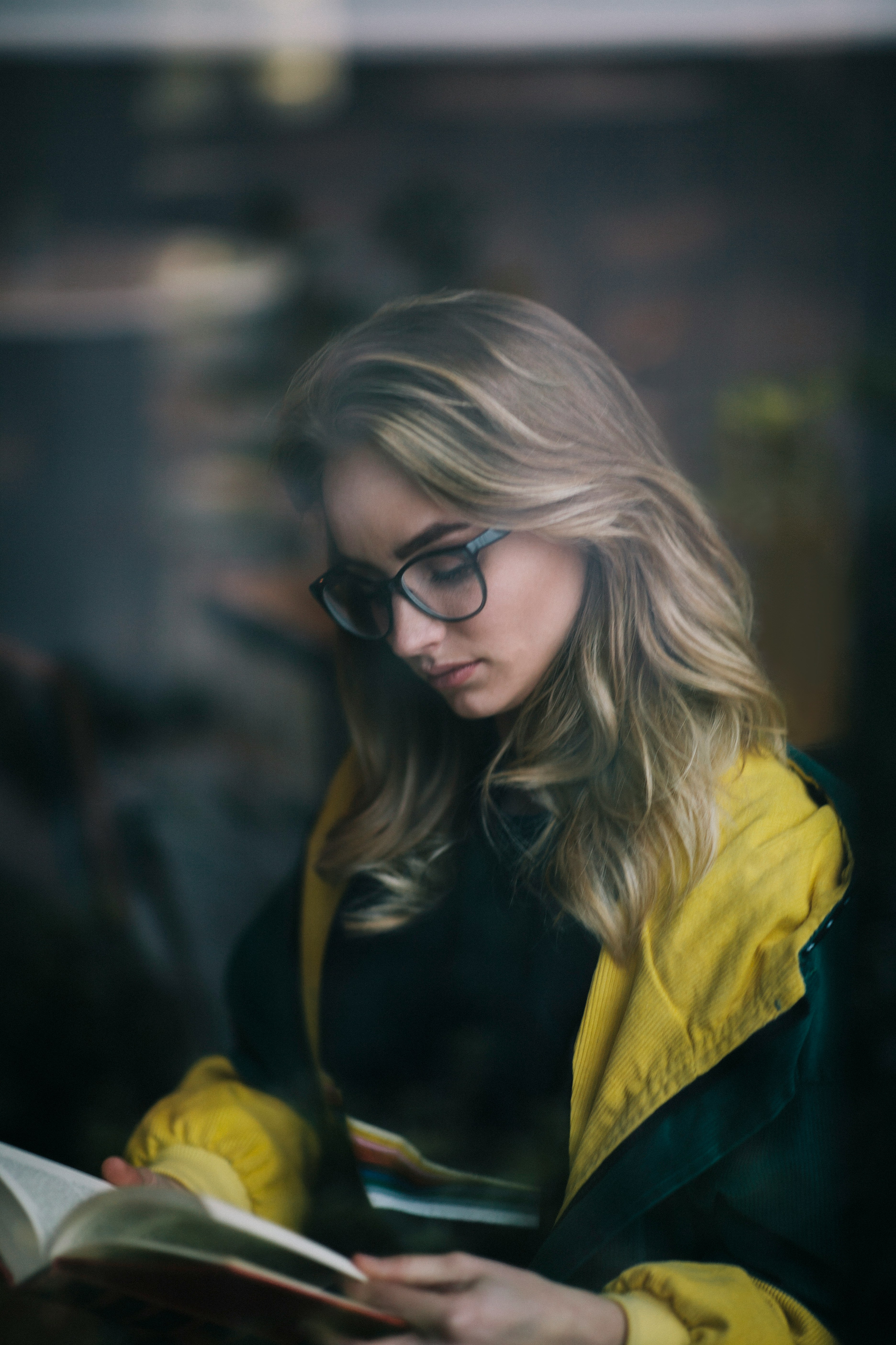 Une fille en train de lire | Source : Unsplash