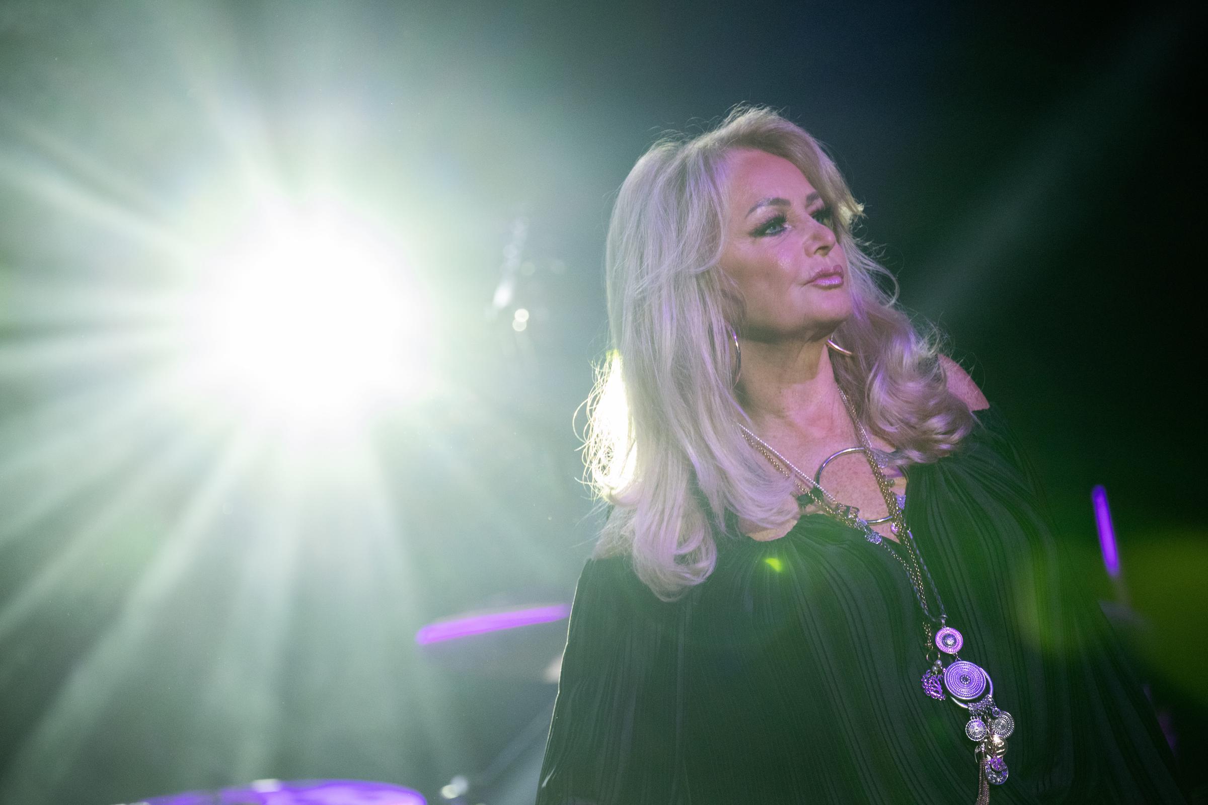 Bonnie Tyler chante lors d'un concert de la tournée « 40 years of Total Eclipse of the Heart » à l'Admiralspalast, à Berlin, en Allemagne | Source : Getty Images