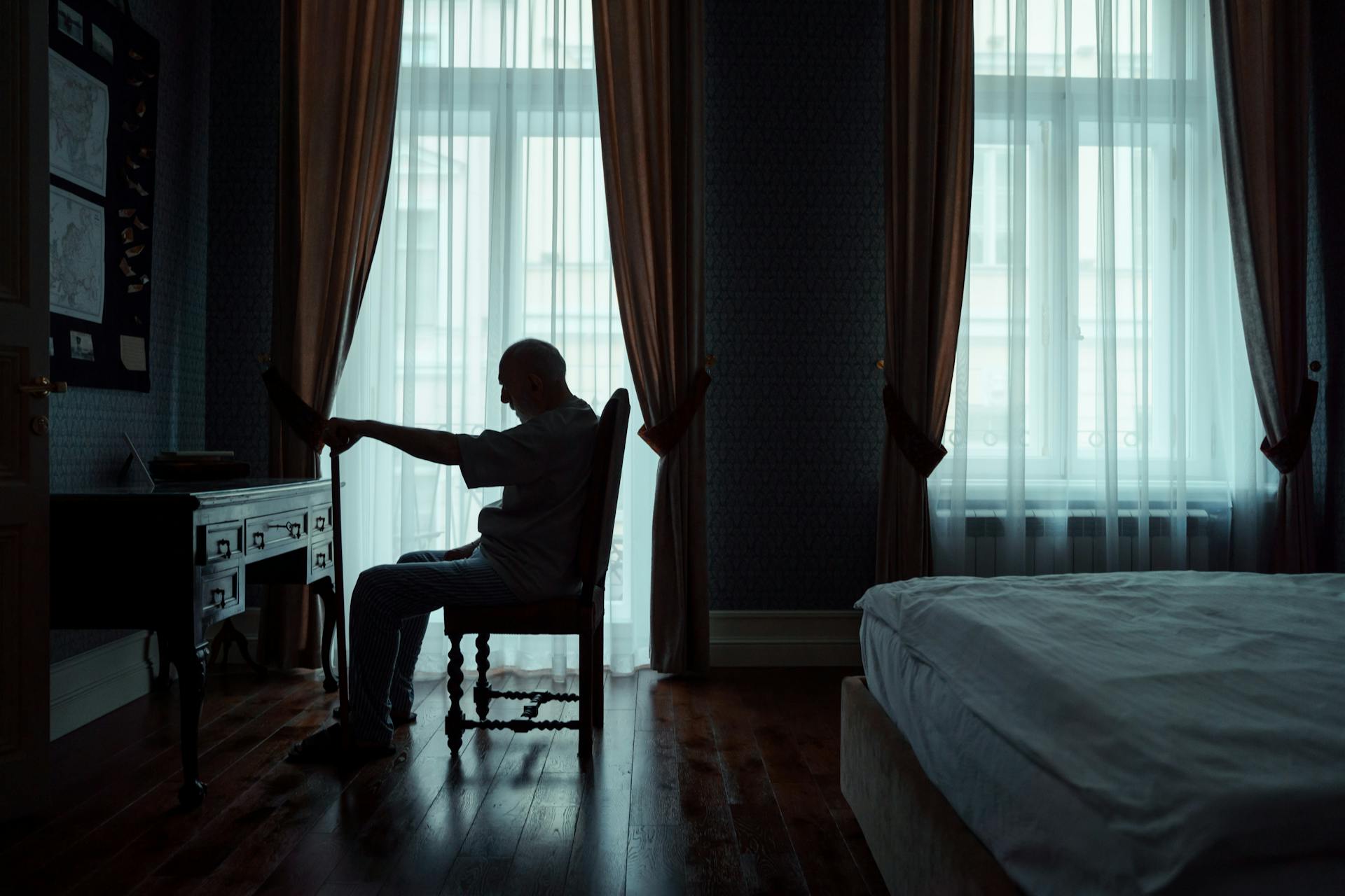Un homme âgé solitaire assis dans une pièce | Source : Pexels