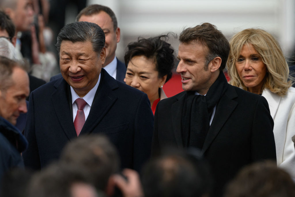 Le président chinois Xi Jinping (à gauche) est accueilli par le président français Emmanuel Macron (2e à droite) et son épouse Brigitte à son arrivée à l'aéroport de Tarbes, au début de son voyage pour visiter le village de Bagnère-de-Bigorre et la station de ski voisine de La Mongie, dans les Pyrénées, dans le cadre de sa visite d'État de deux jours en France, à Tarbes, dans le sud-ouest de la France, le 7 mai 2024 I Source : Getty Images