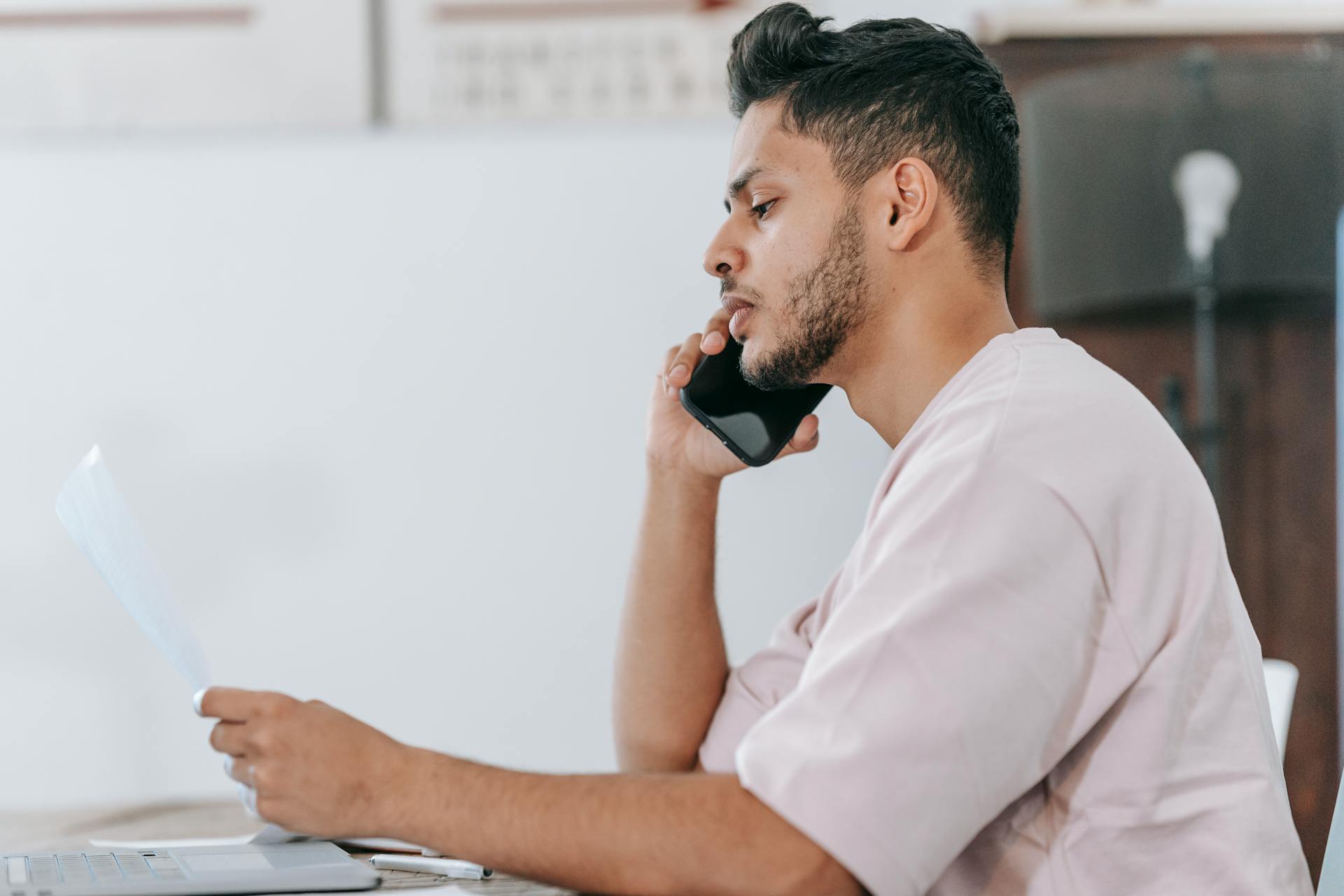 Un homme ayant une conversation téléphonique sérieuse | Source : Pexels