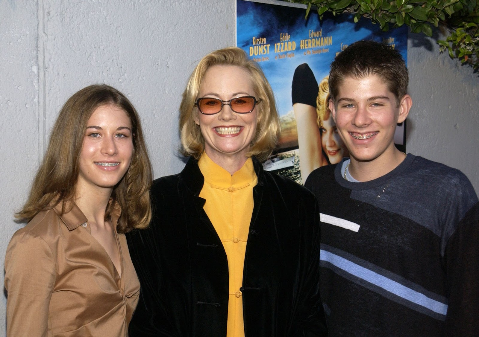 Cybill Shepherd avec ses jumeaux Molly et Cyrus Shepherd-Oppenheim lors de la première du film « The Cat's Meow » à Los Angeles, Californie, en 2022 | Source : Getty Images