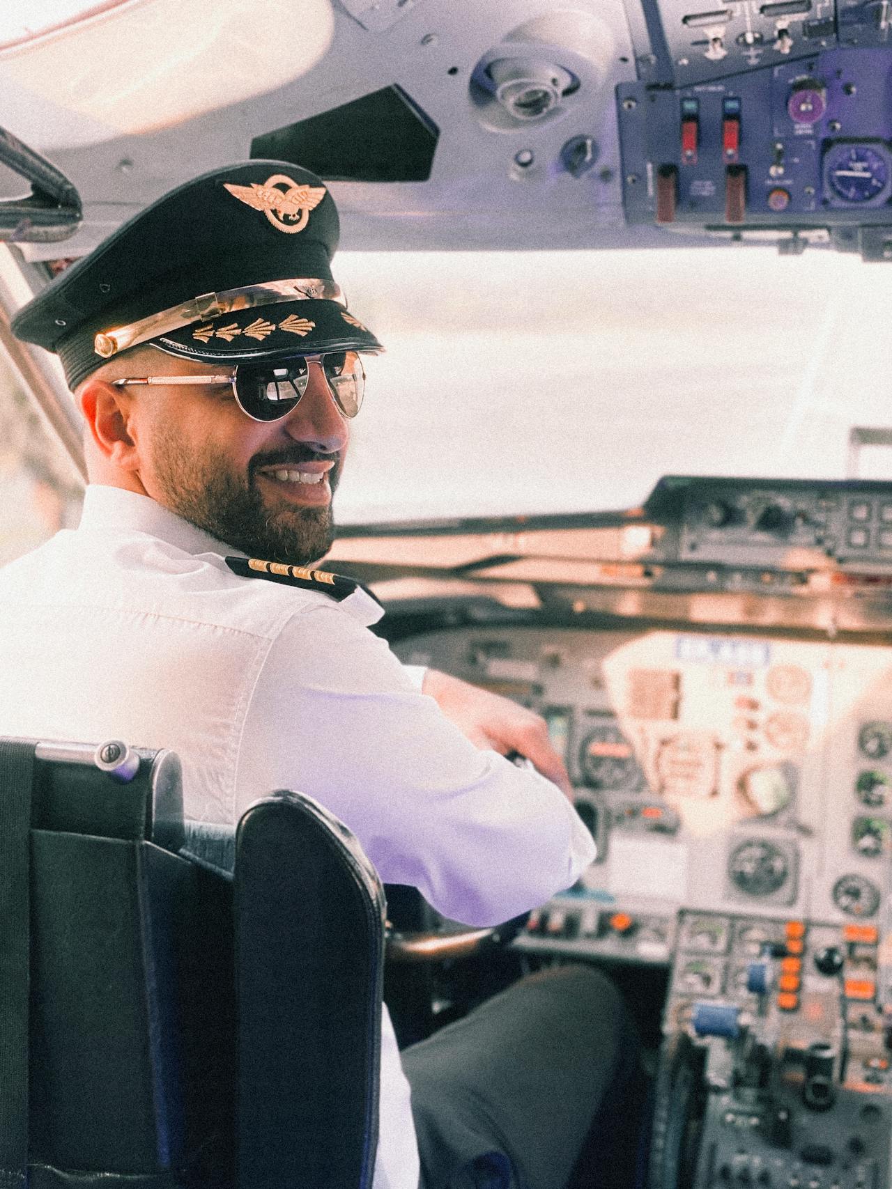 Un pilote souriant | Source : Pexels
