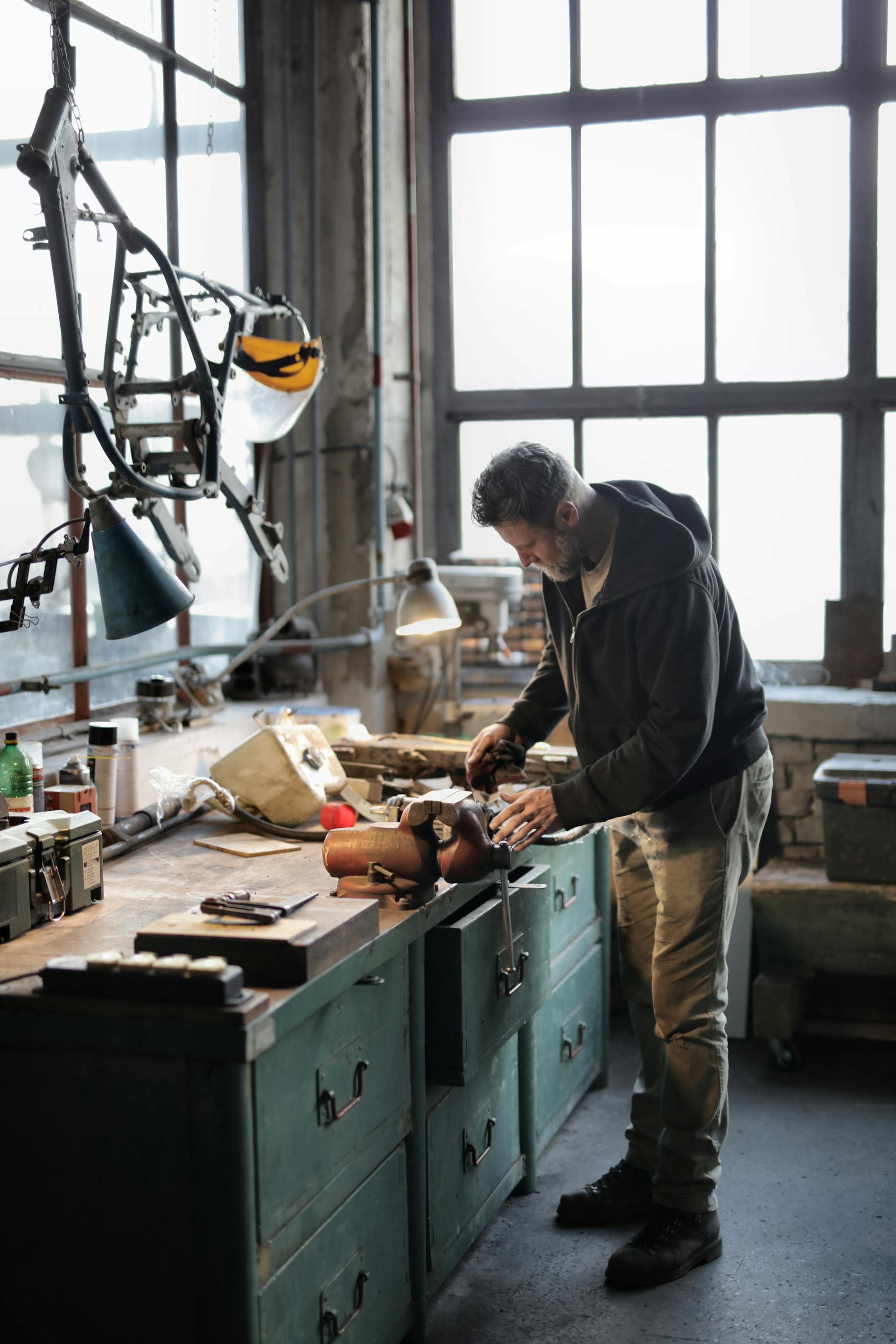 Un homme travaillant dans un garage | Source : Pexels