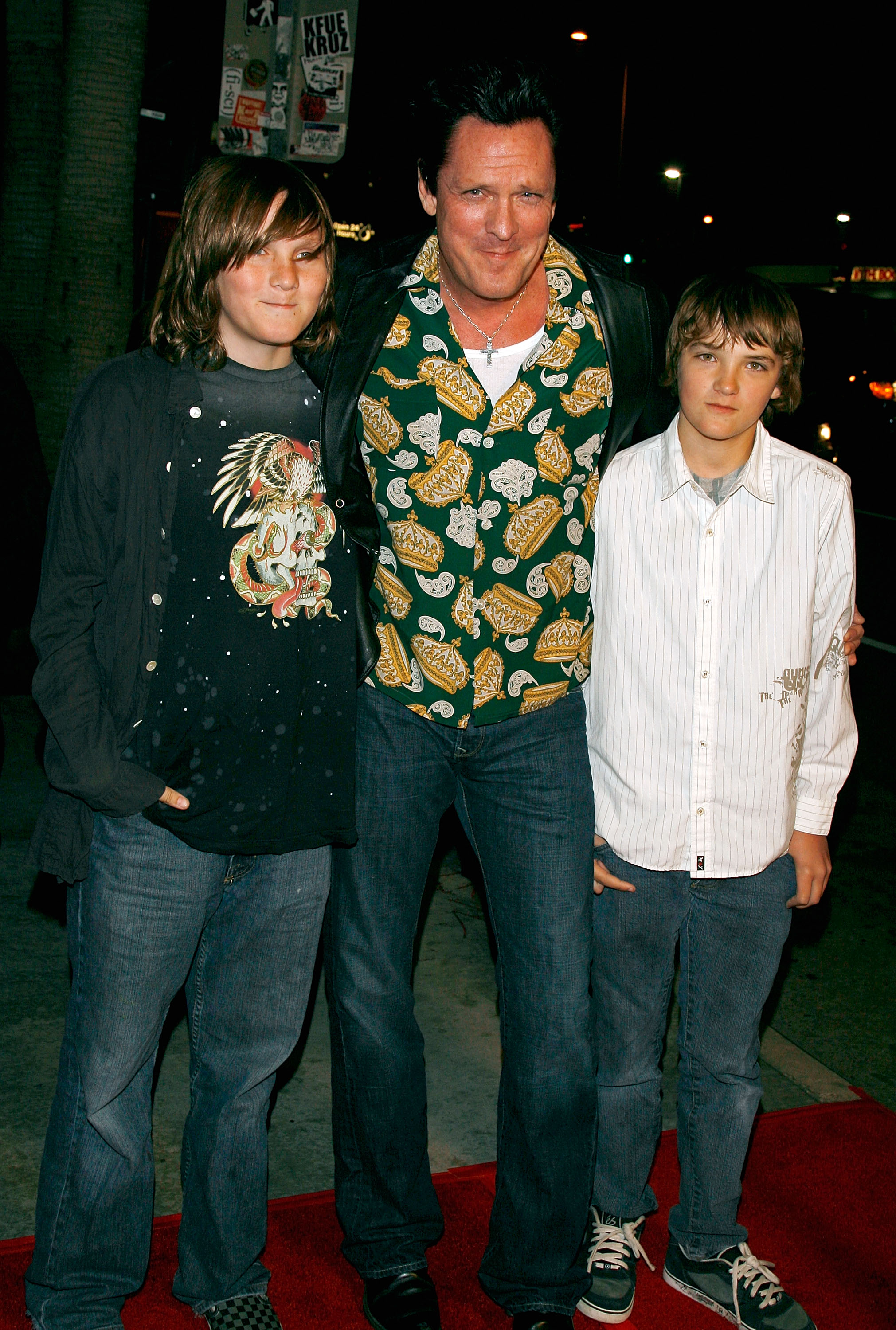 Michael Madsen avec ses fils, Max et Hudson, lors de la première du film « The Astronaut Farmer » le 20 février 2007 à Hollywood, en Californie. | Source : Getty Images