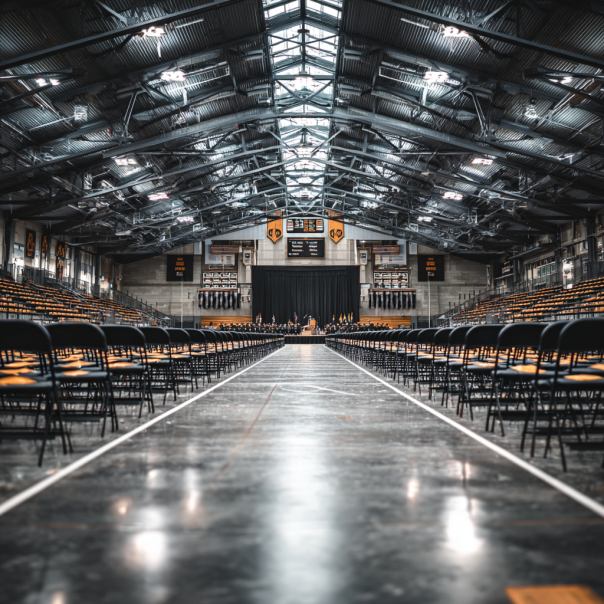 Une salle de remise des diplômes | Source : Midjourney