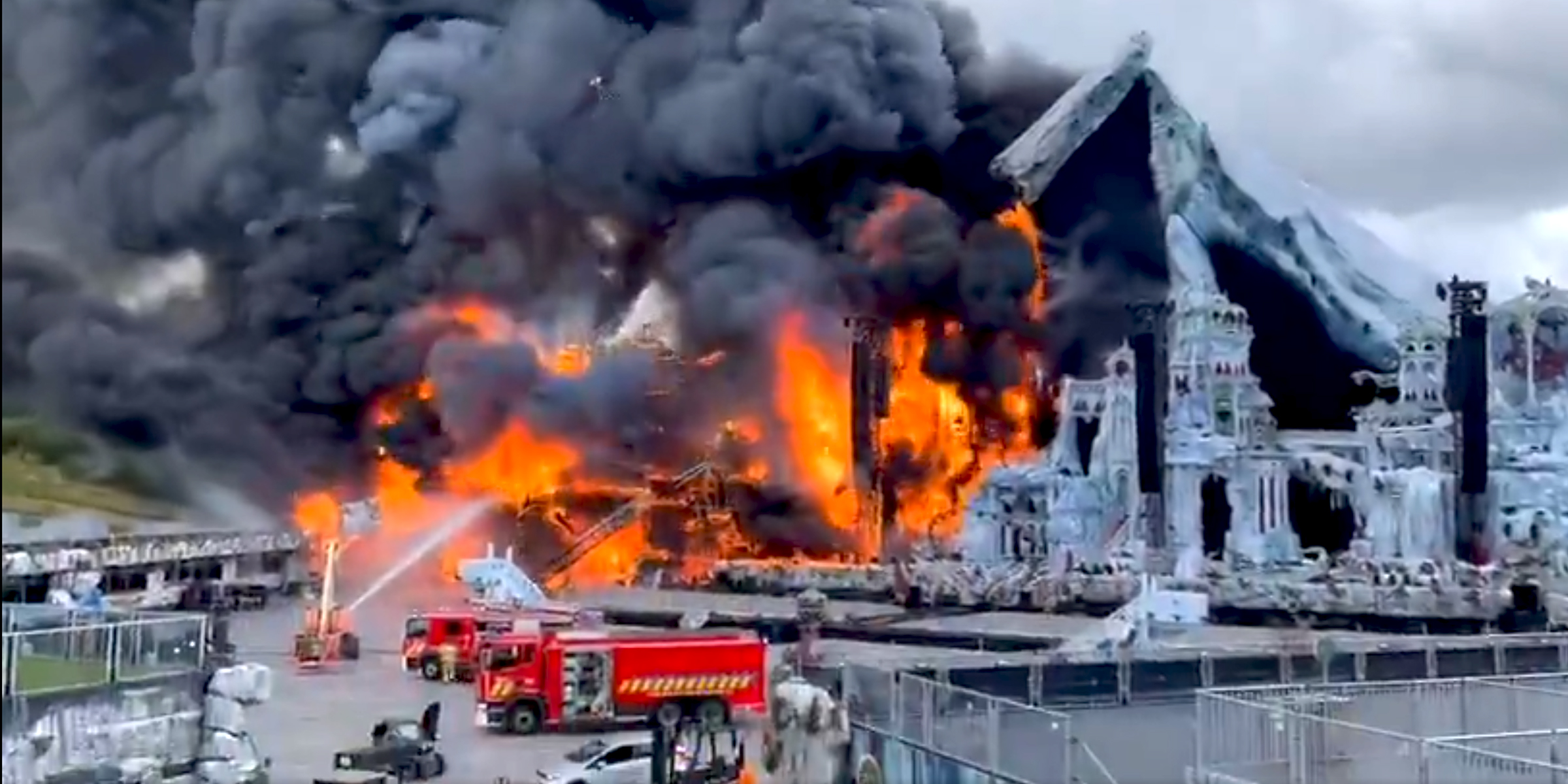 La scène principale de Tomorrowland en proie aux flammes | Source : X/Pop Crave