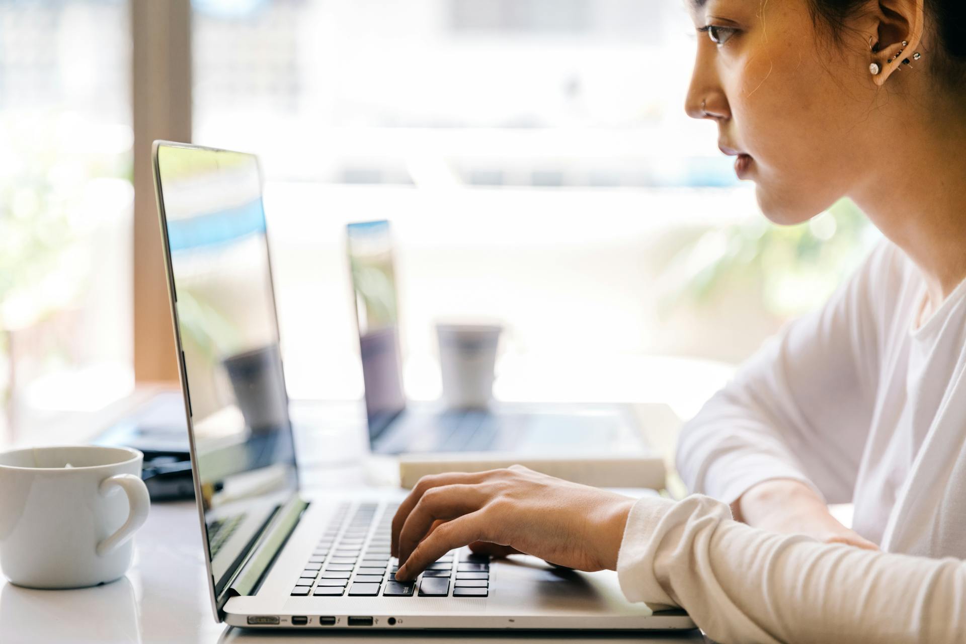 Une femme utilisant son ordinateur portable | Source : Pexels