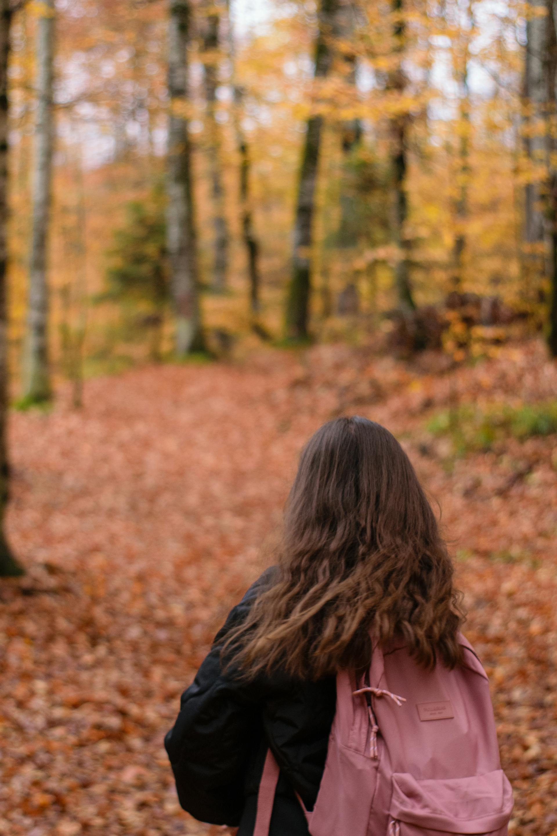 Une femme debout dans un parc pendant la saison automnale | Source : Pexels