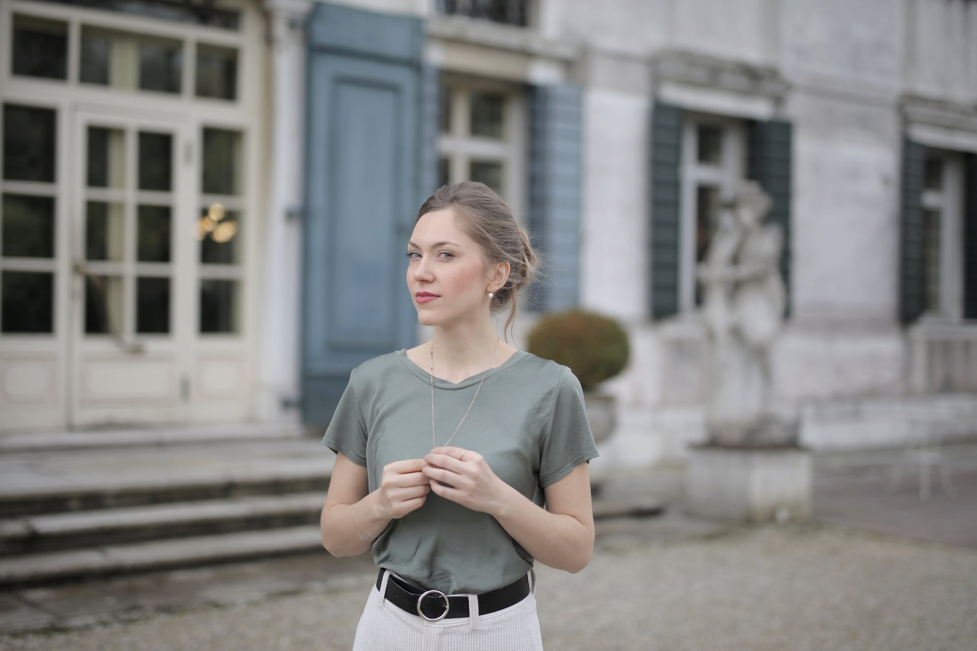 Une jeune femme debout dans une rue | Source : Pexels