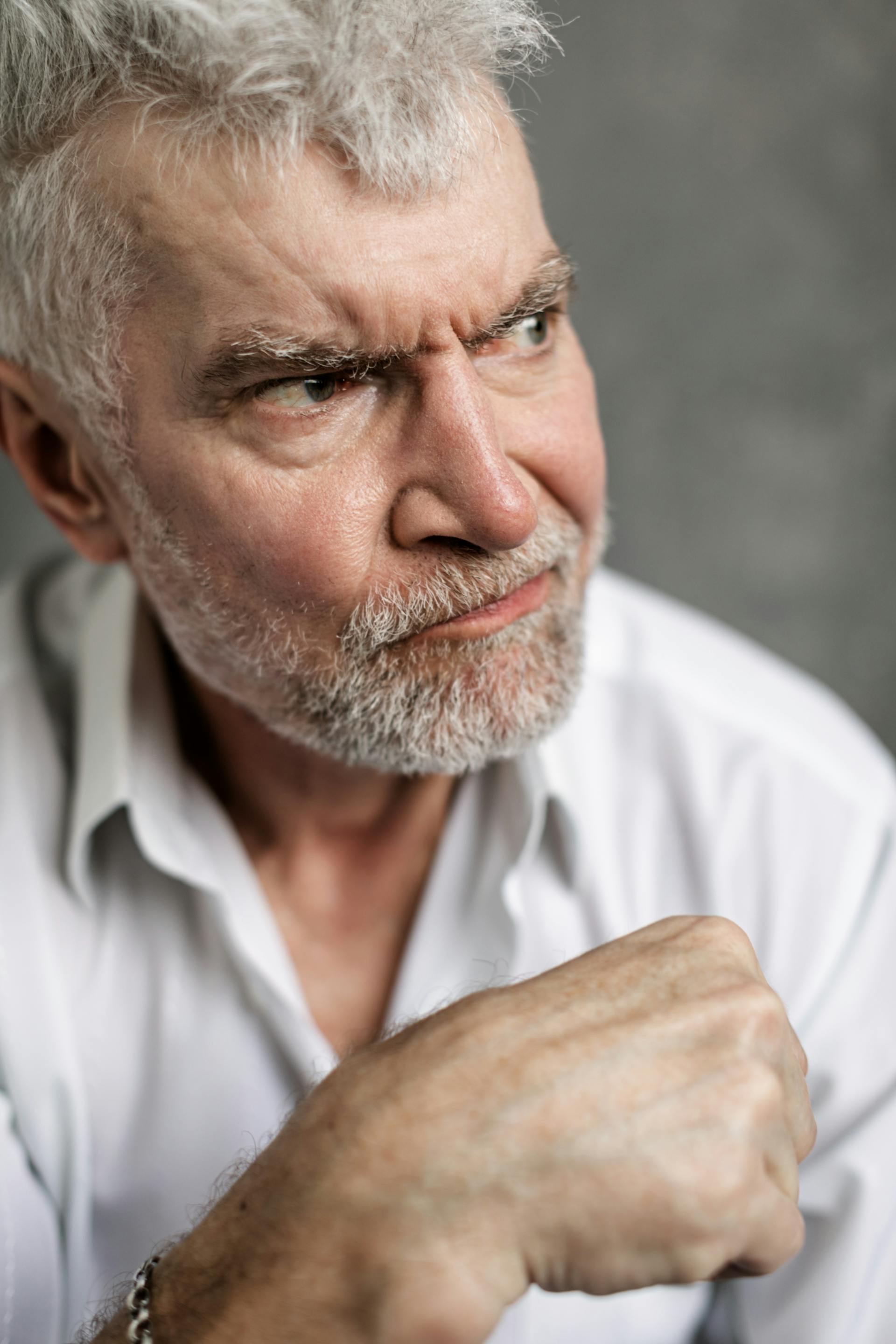 Un homme qui jette un coup d'œil sur quelque chose | Source : Pexels